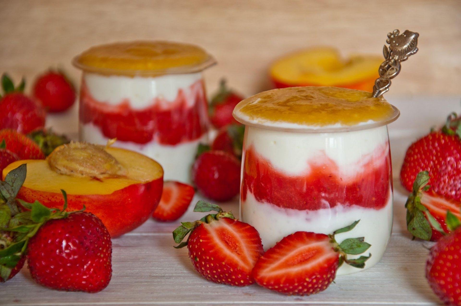 Десерт с йогуртом и фруктами