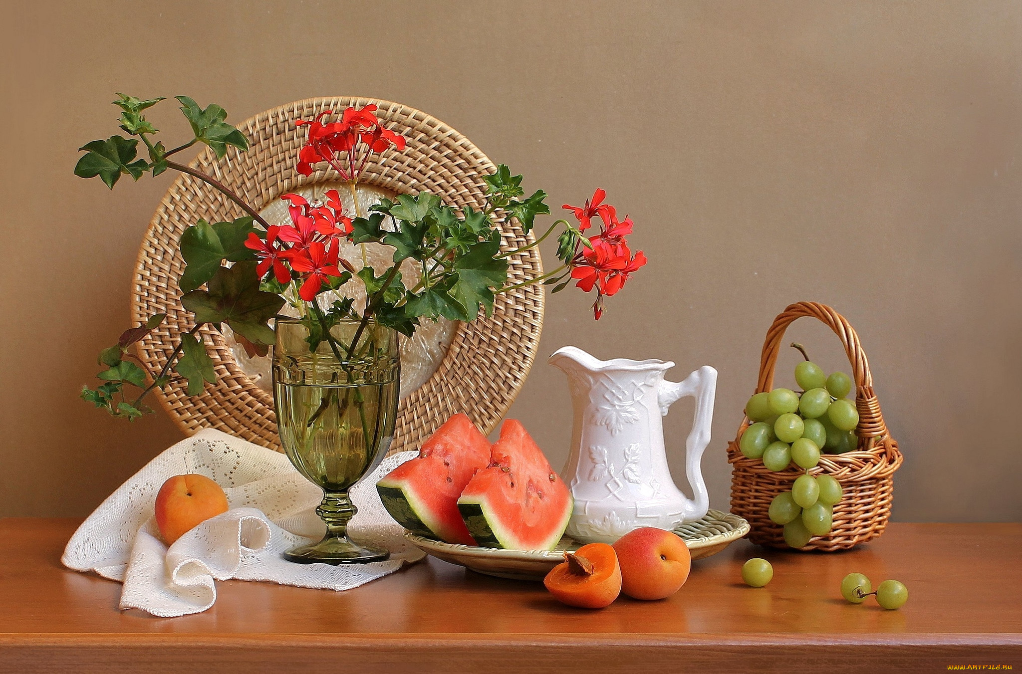 Натюрморт с цветами и фруктами и посудой