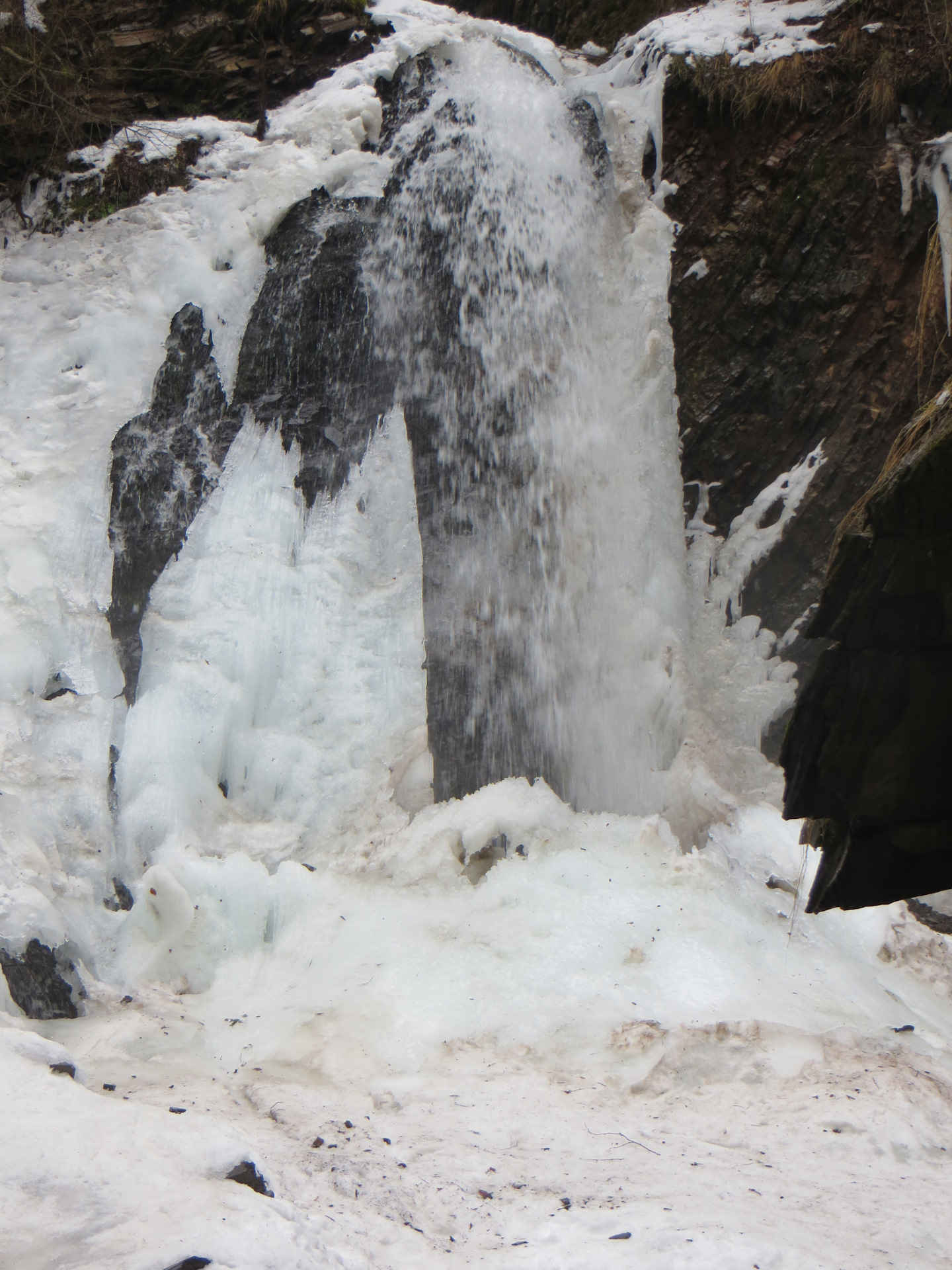 Беловский водопад зимой Новосибирская