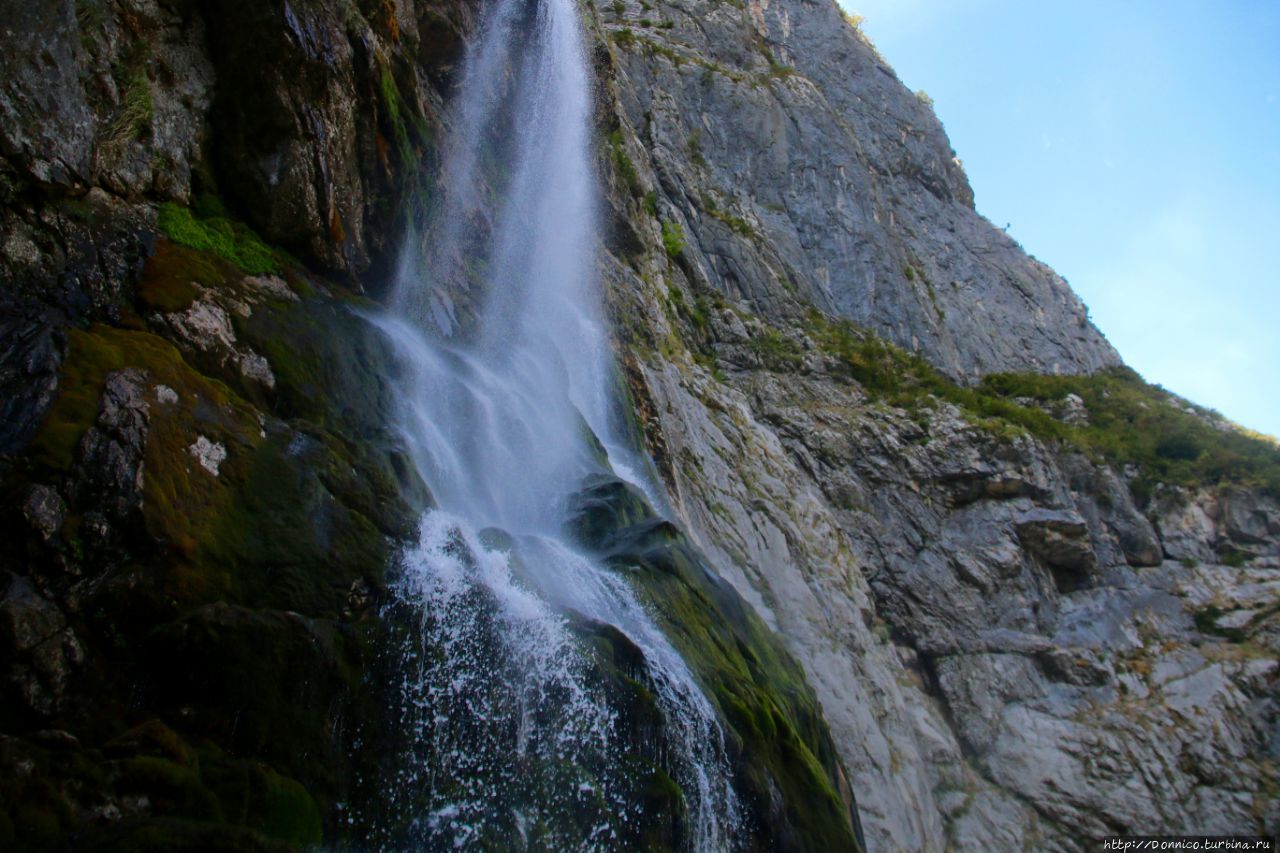 Гегский водопад расщелина с водой