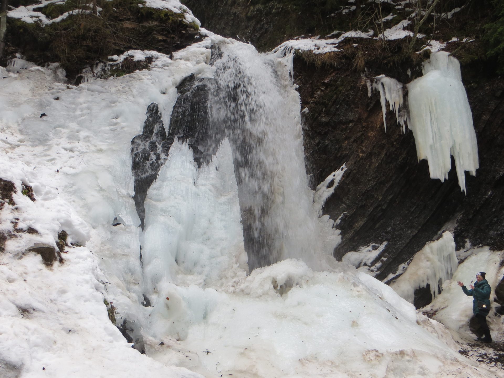 Акташский водопад зимой