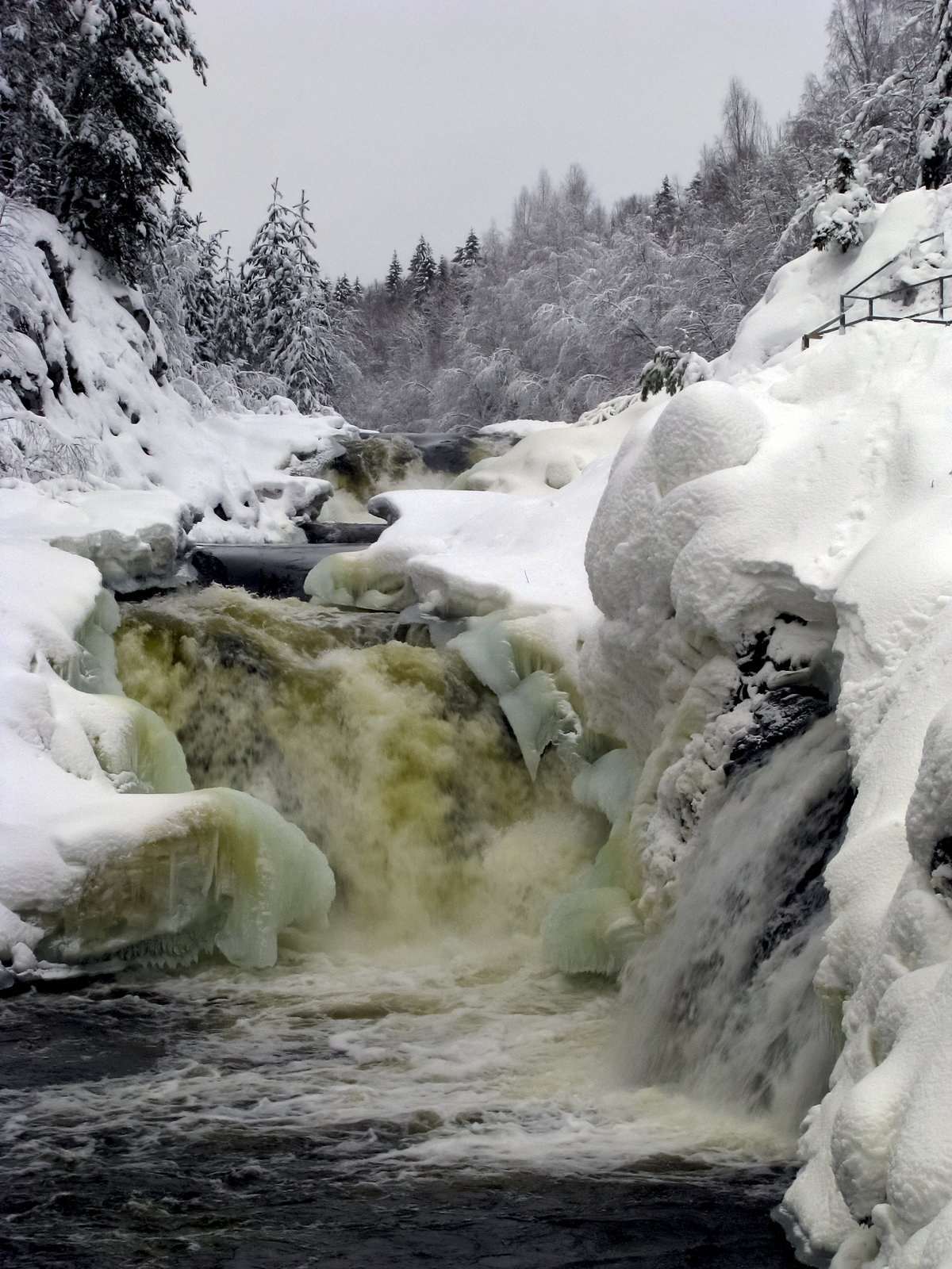 Водопад Кивач в Карелии зима