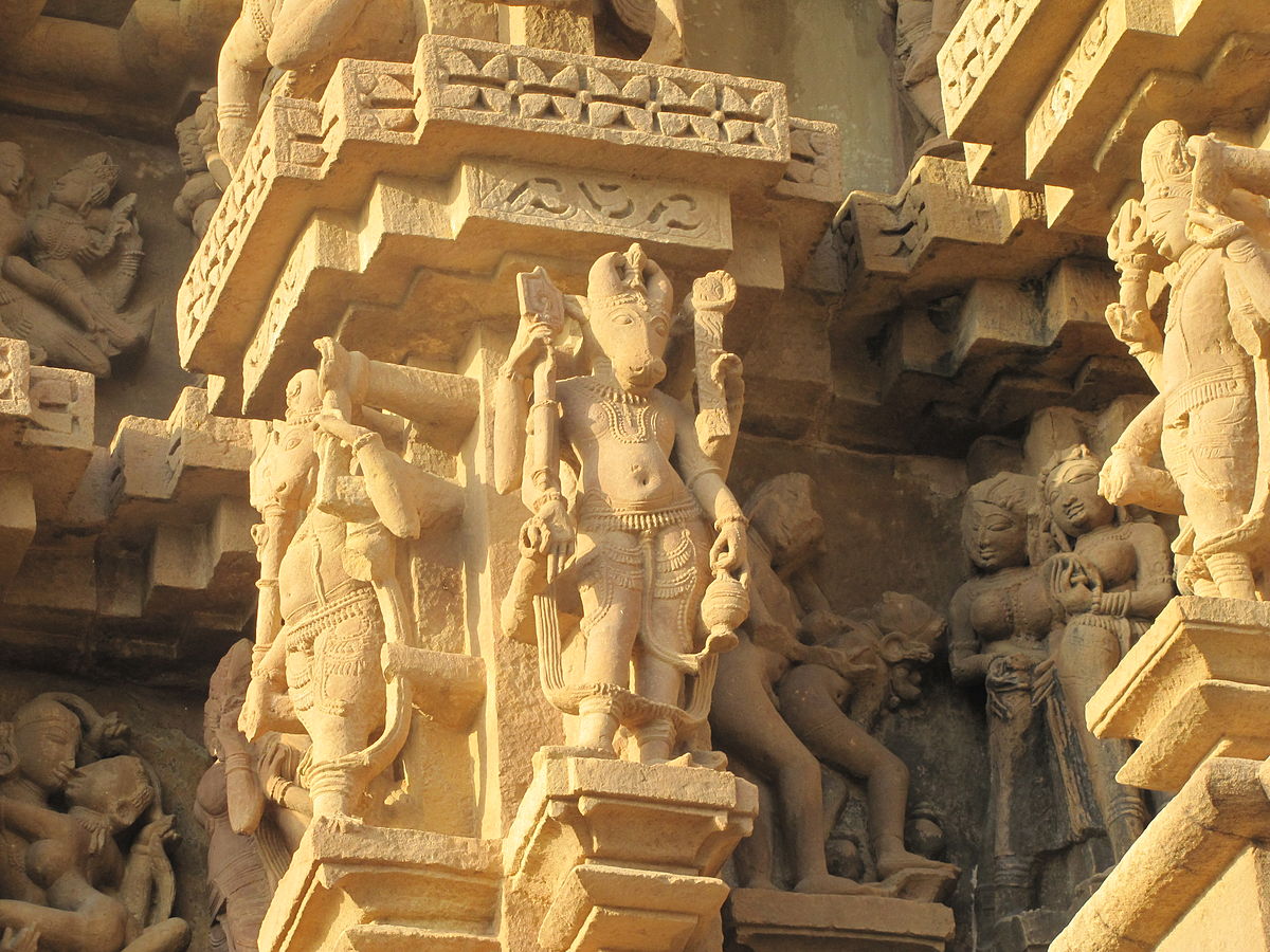 индийский храм с изображением сцен любви
