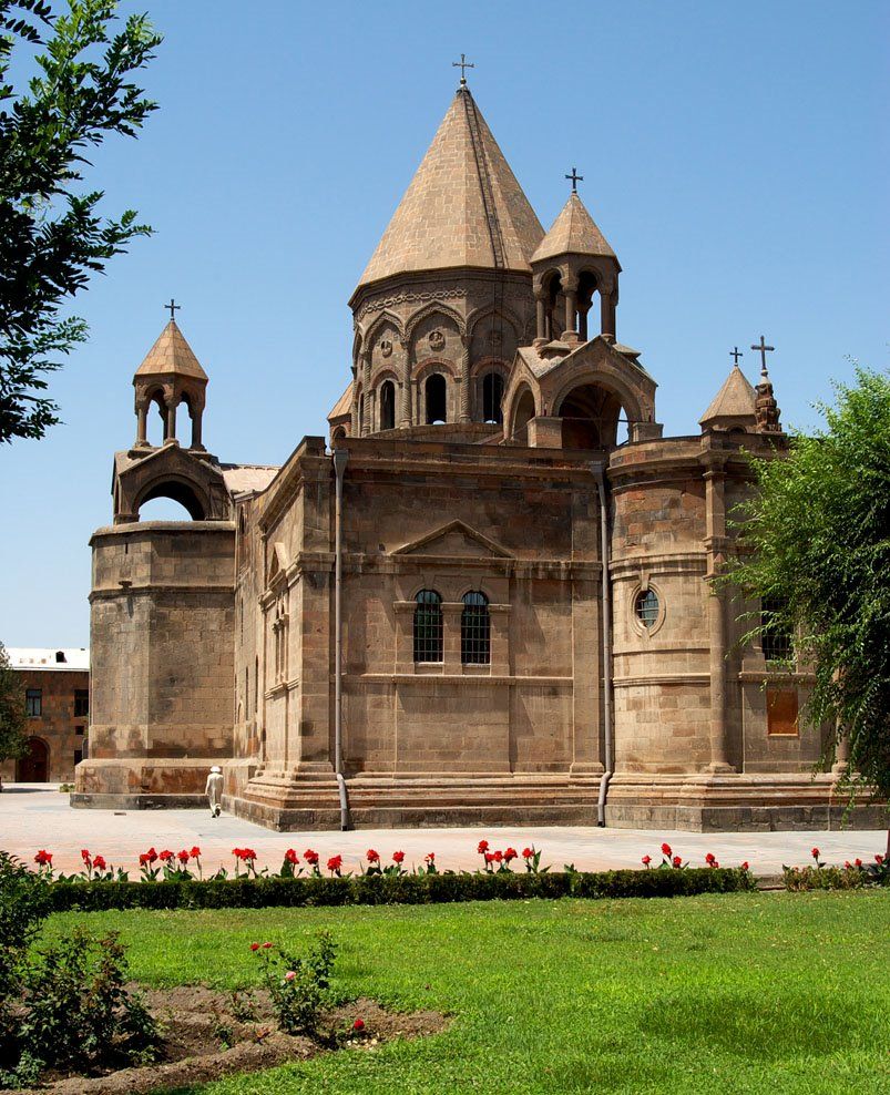 Почему армянский церковь. Эчмиадзинский монастырь Вагаршапат. Церковь Эчмиадзин в Армении.