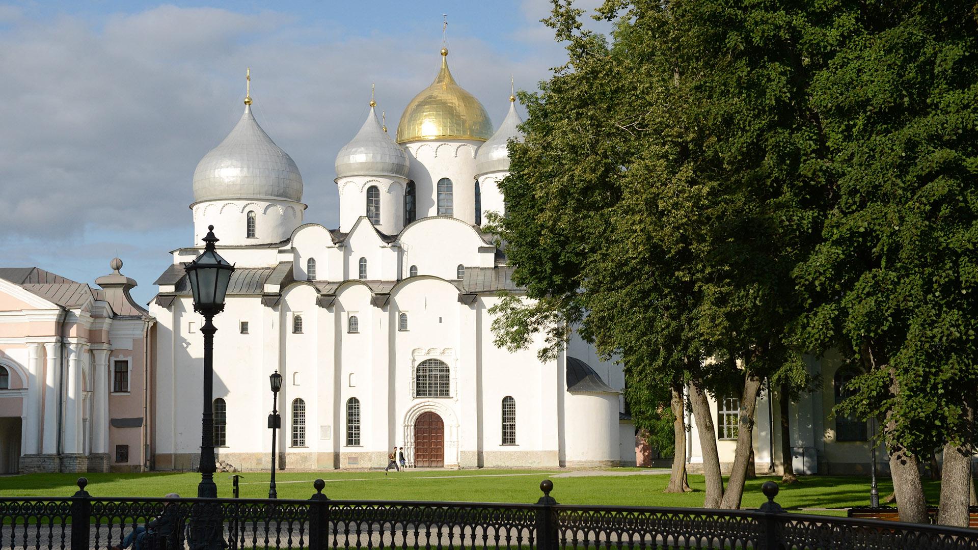 1052 Освящён Софийский собор в Новгороде.