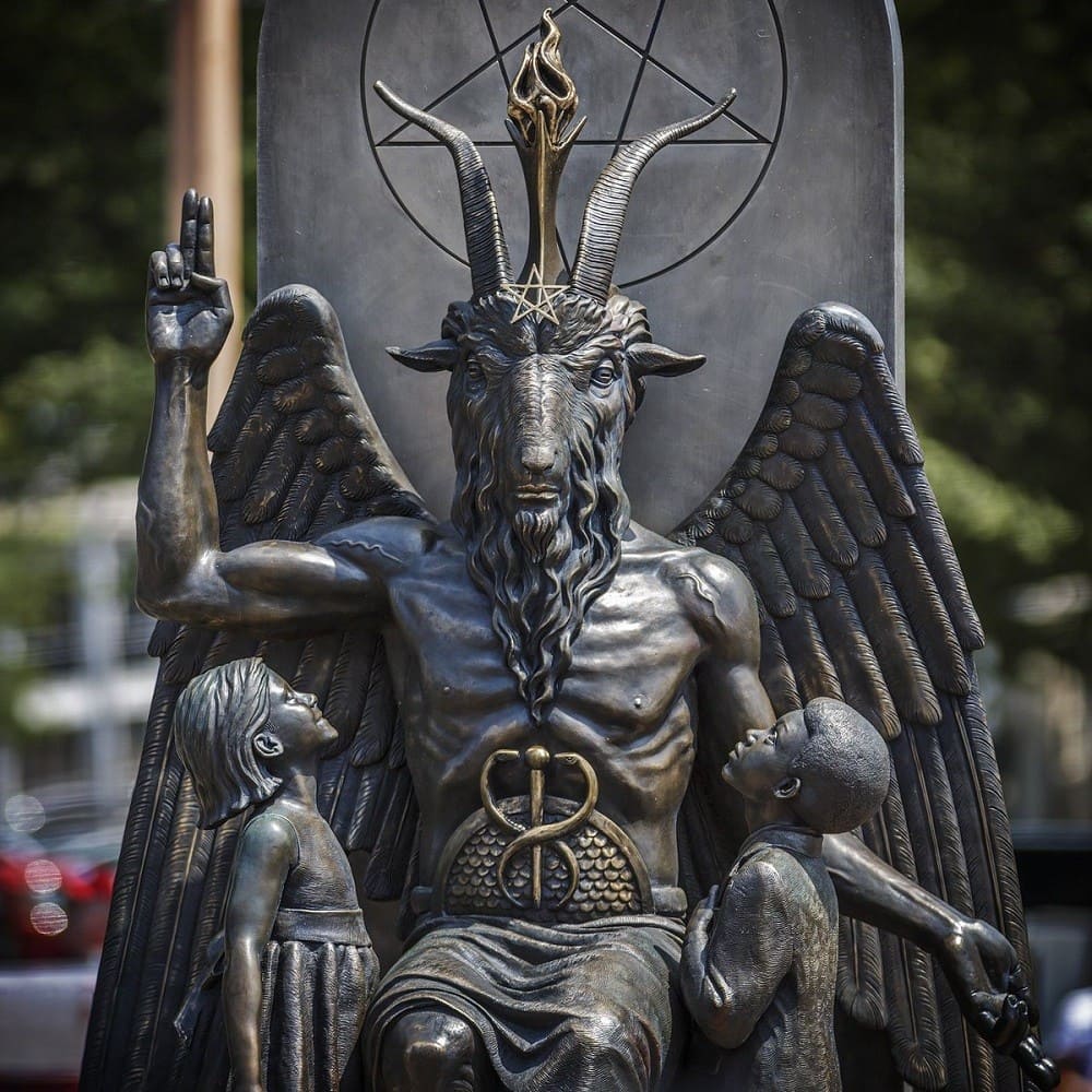 Памятник сатане в детройте фото