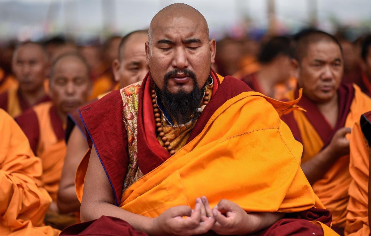 Буддисты это кто. Буддистский монах Тибет. Лама тибетский монах. Буддийские храмы Далай лама.