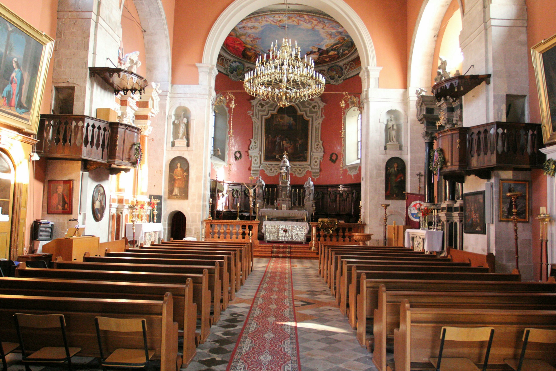 Фото католического храма внутри