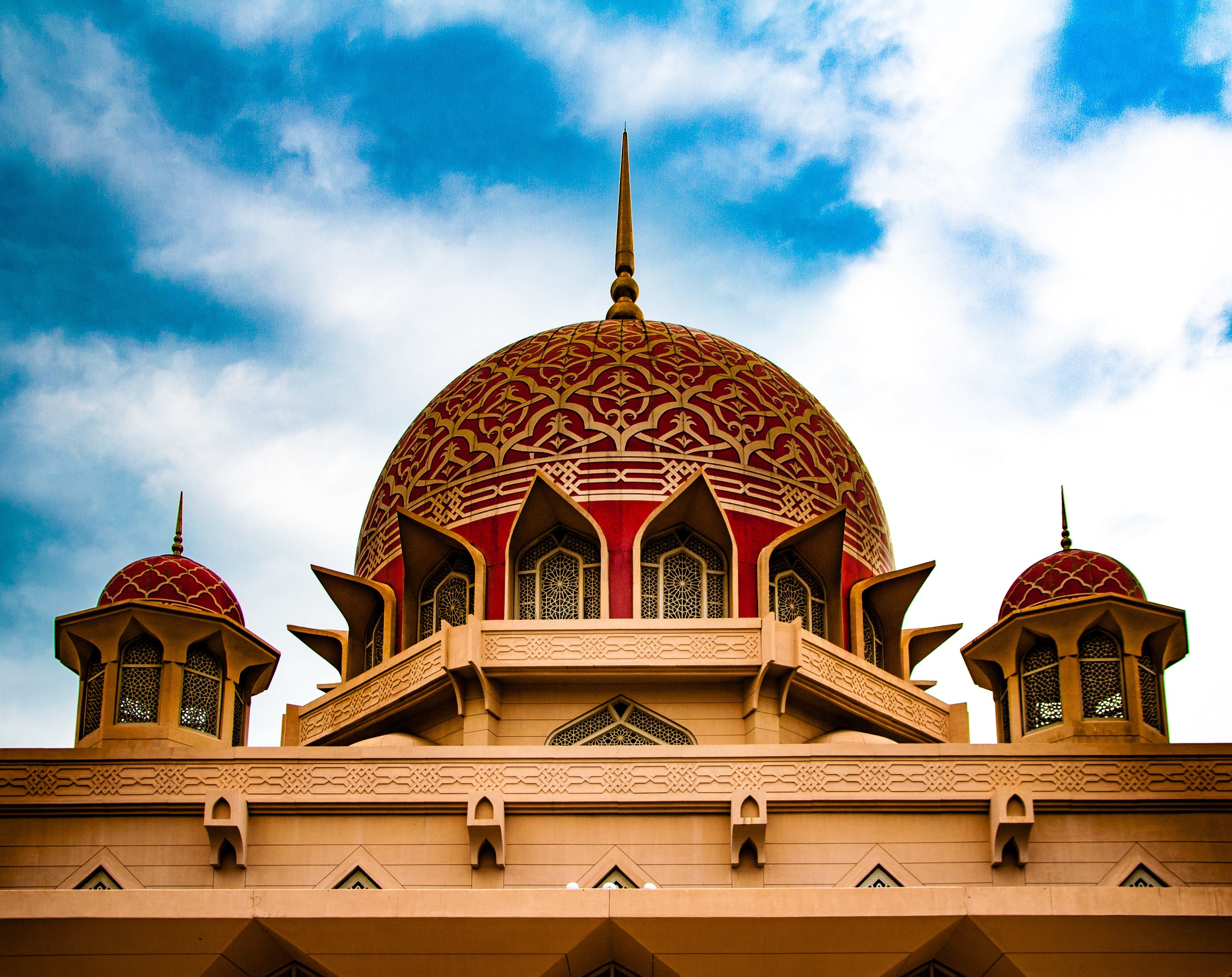 Религиозное сооружение мусульман. Мечеть Путра Малайзия. Кристальная мечеть Малайзия. Мечеть купол Марокко.