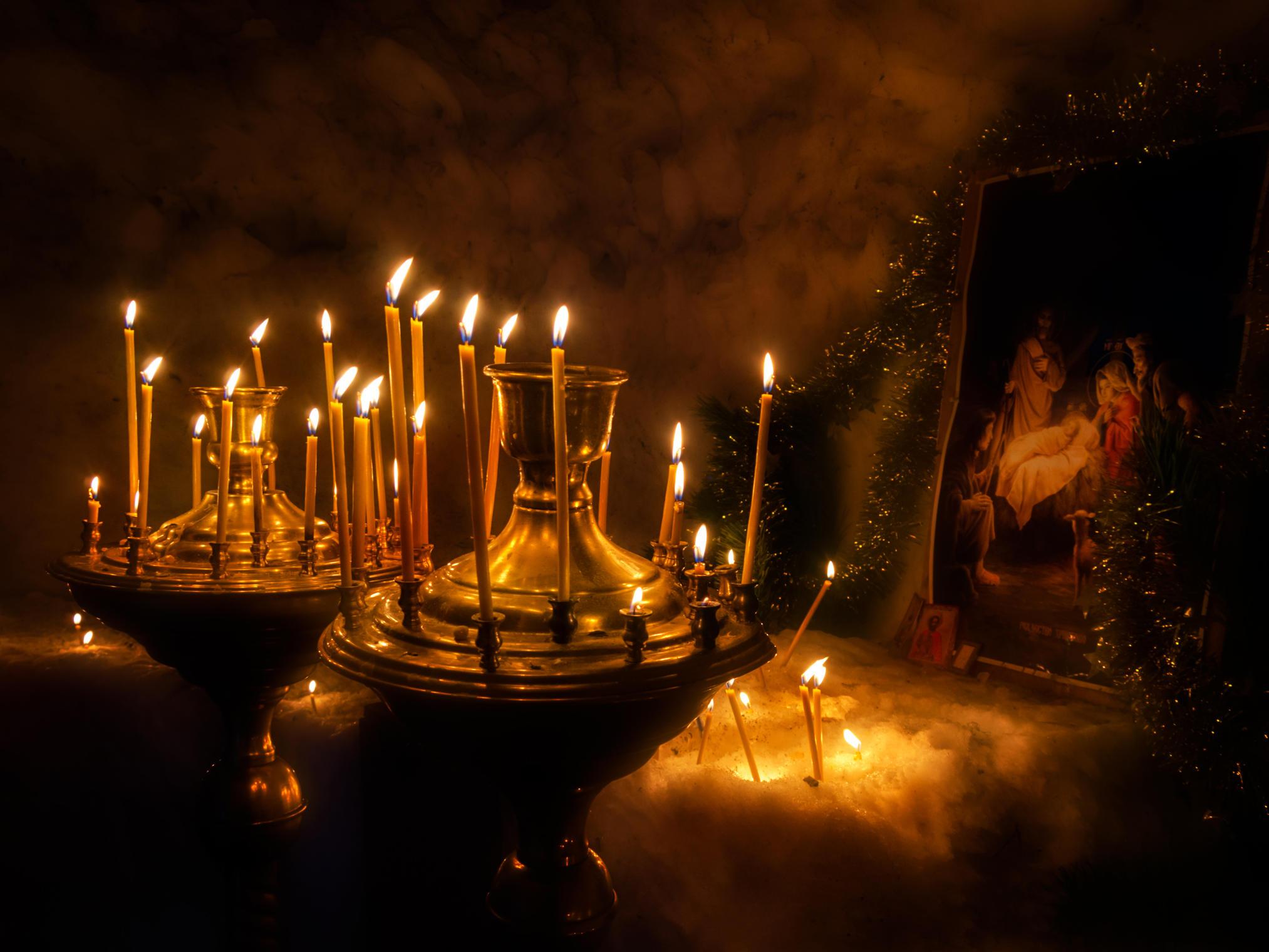 В церкви горят свечи. Свечи в храме. Горящие свечи в храме. Рождество свечи. Свеча православная.
