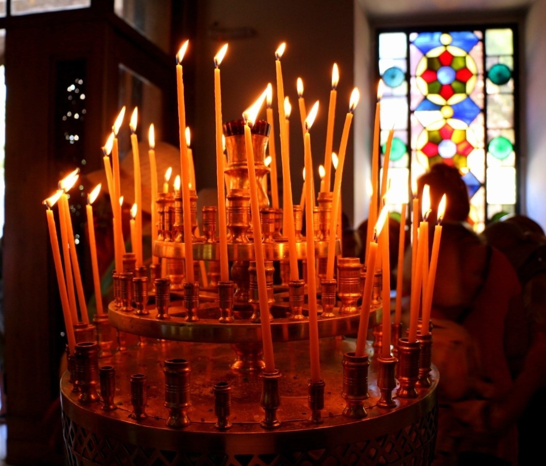 ставить свечи в храме