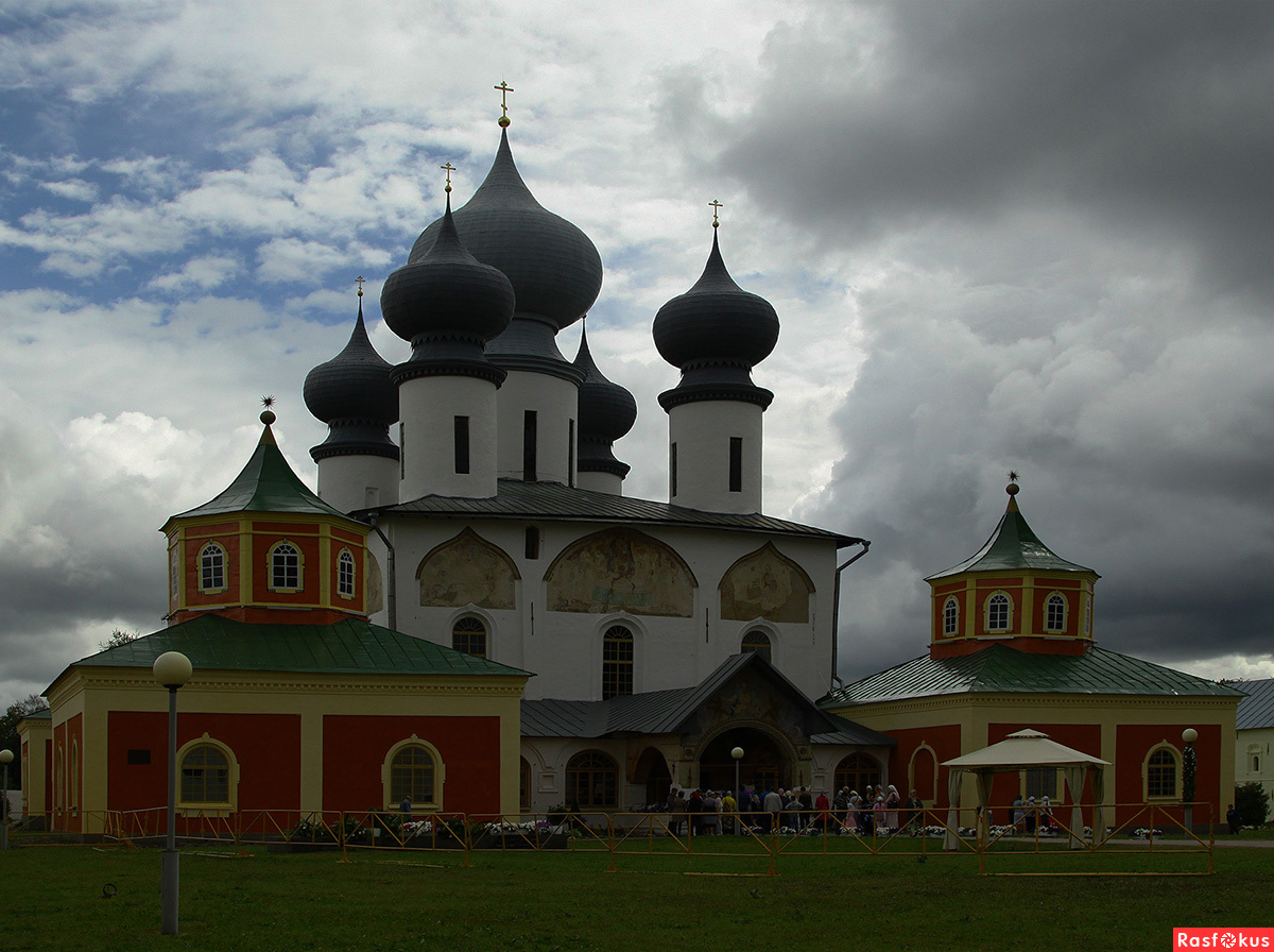 Тихвинский монастырь надвратная Церковь