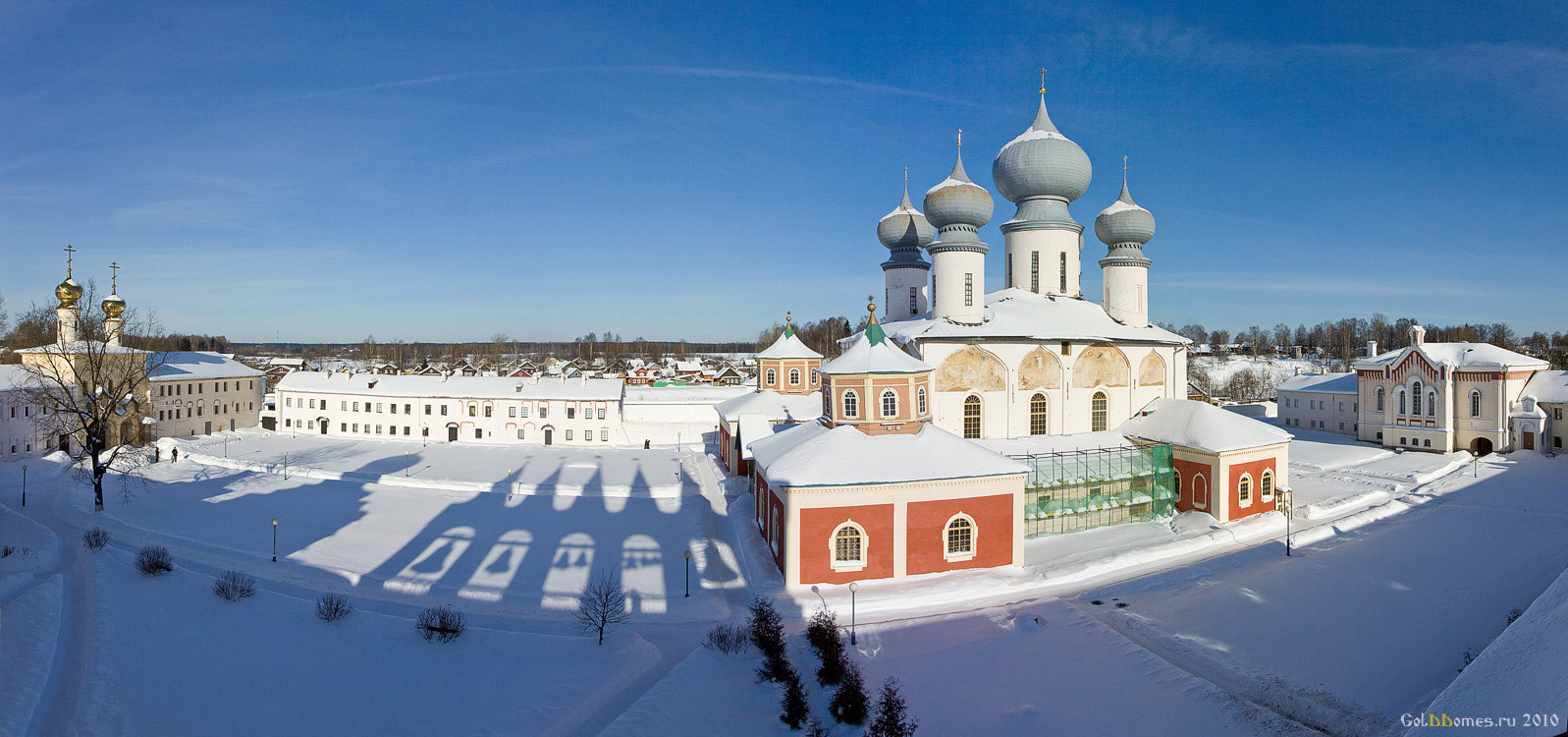 Тихвинский Успенский монастырь зимой