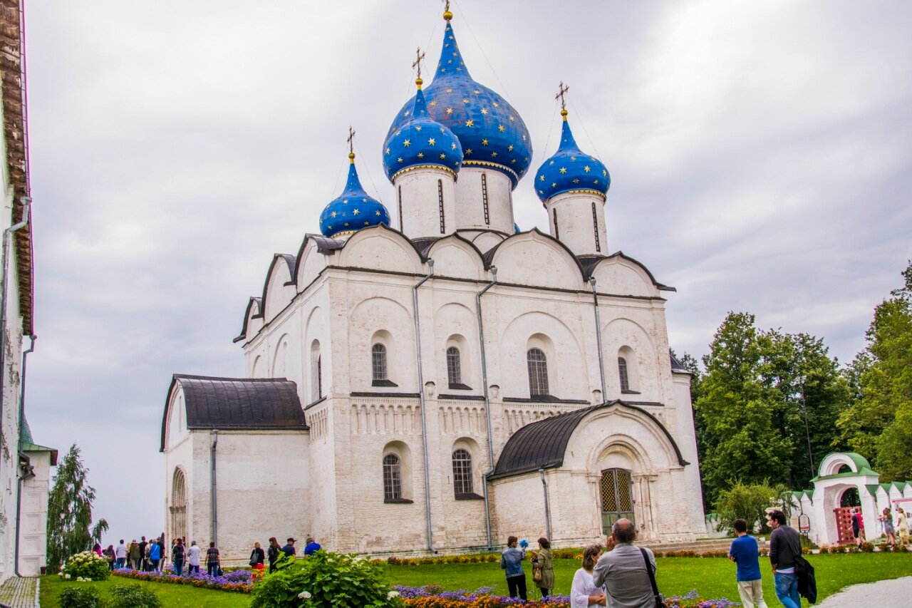 Церковь богородицы век. Суздальский Кремль с рождественским собором.