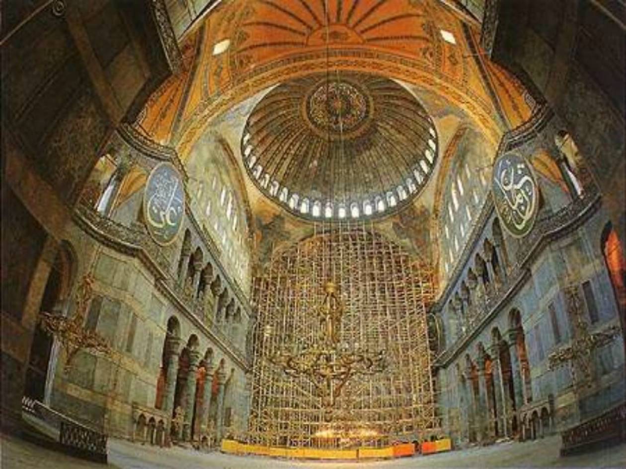 После молитвы в церкви святой софии. Купол храма Святой Софии в Константинополе.