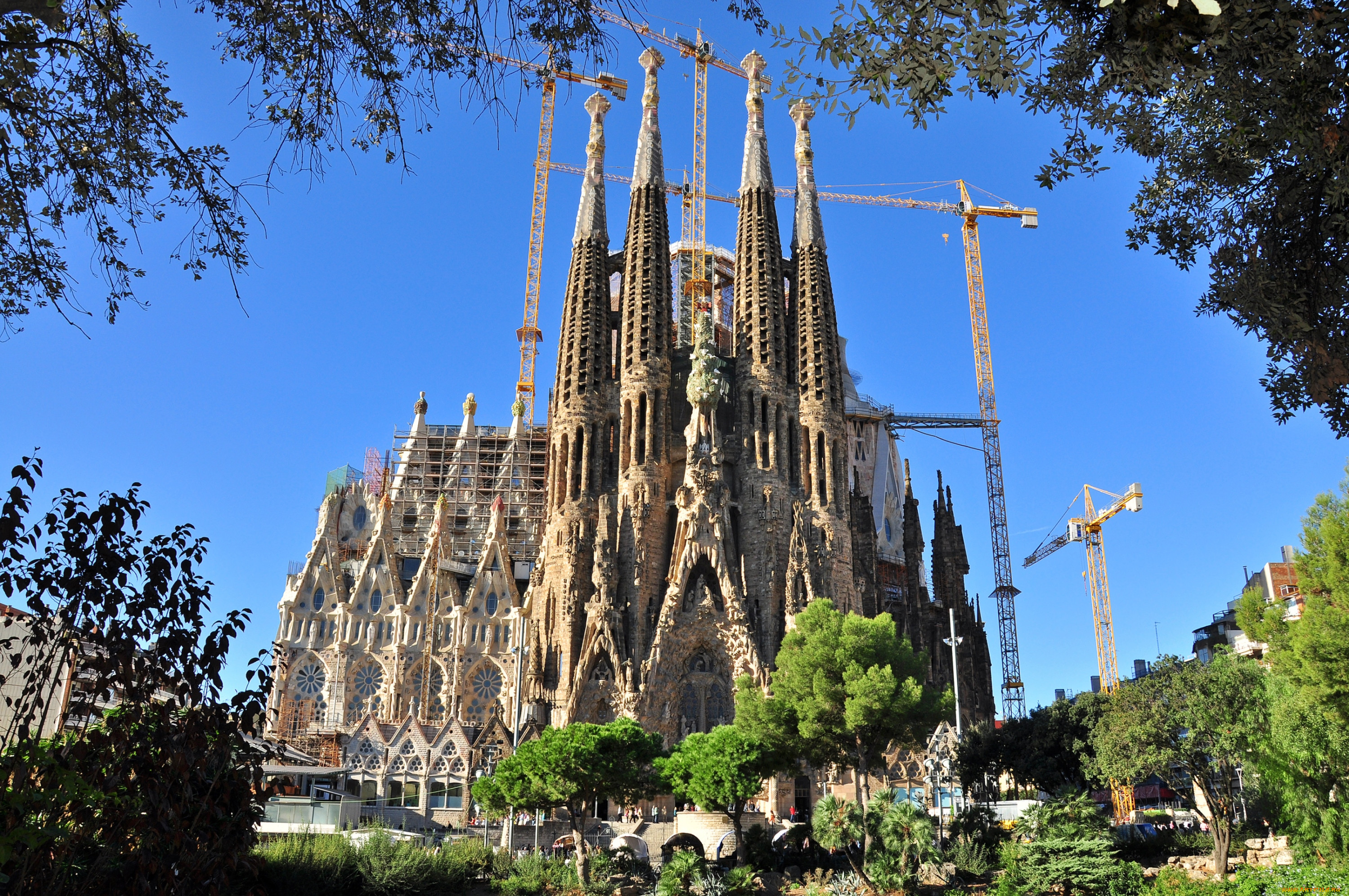 Святое семейство гауди. Искупительный храм Святого семейства в Барселоне. Барселона Гауди храм Святого семейства.