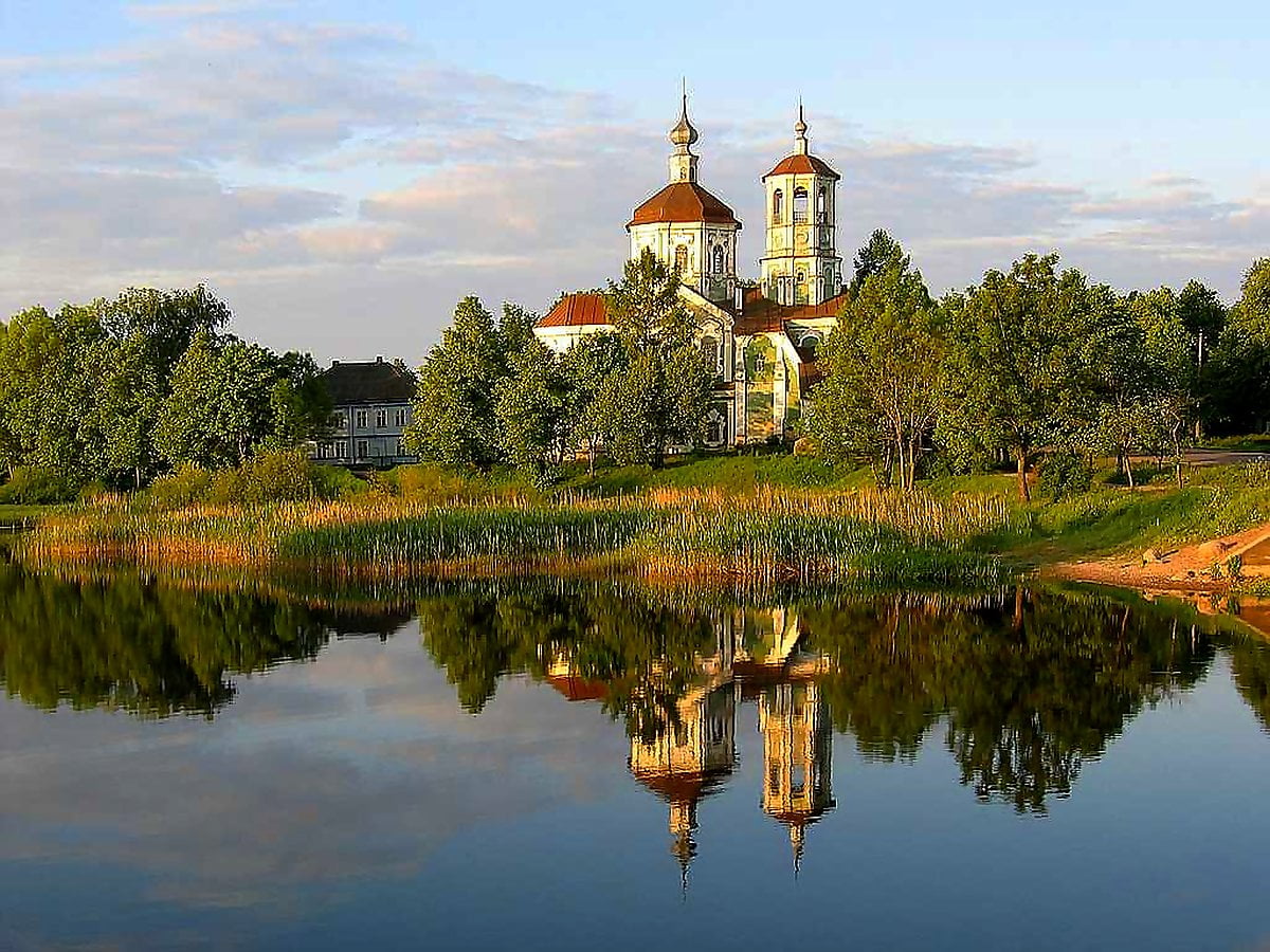 монастырь у реки