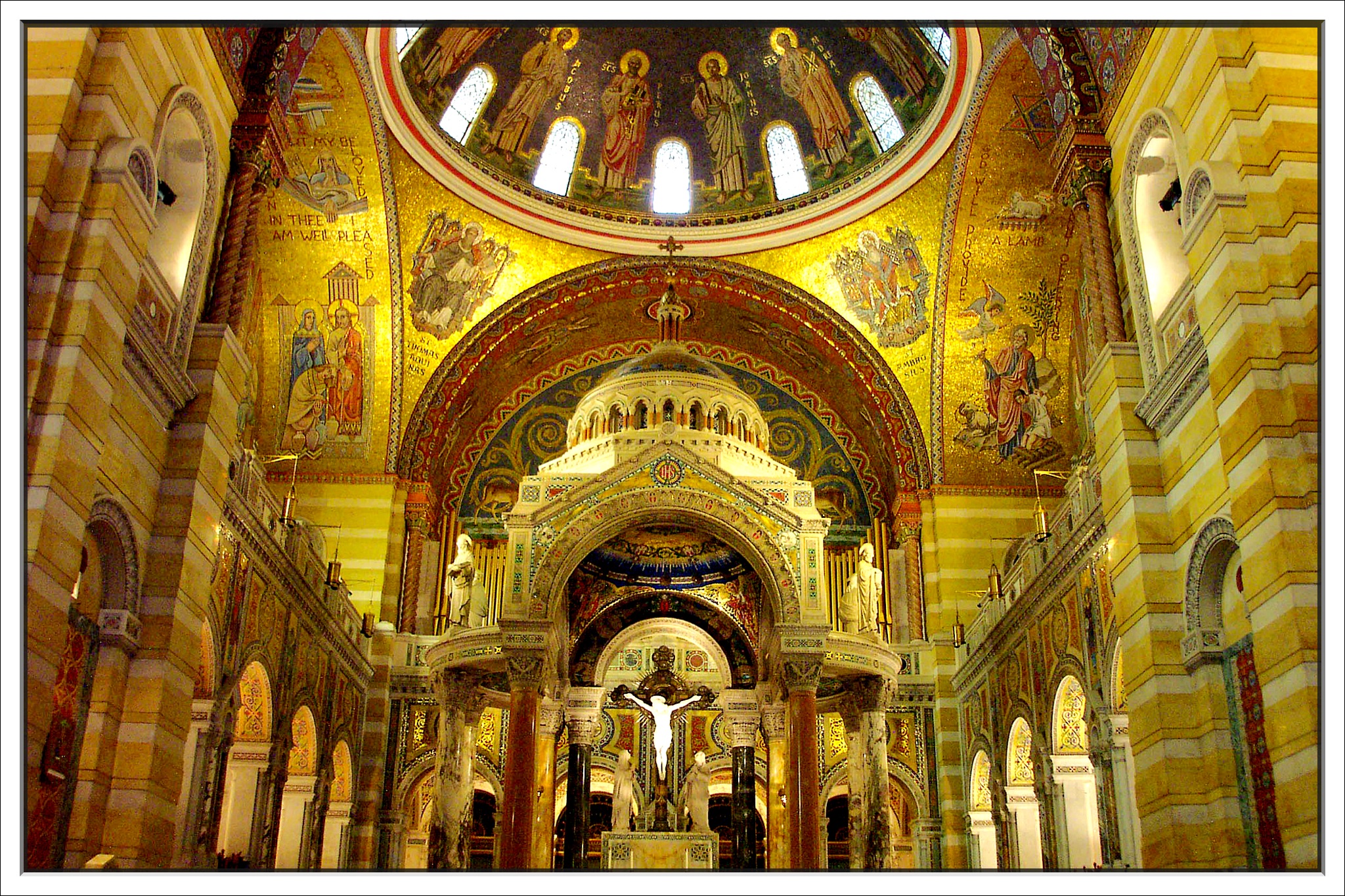 Свод церкви. Basilica of Saint Louis. St. Louis Cathedral (Saint-Louis, Senegal).