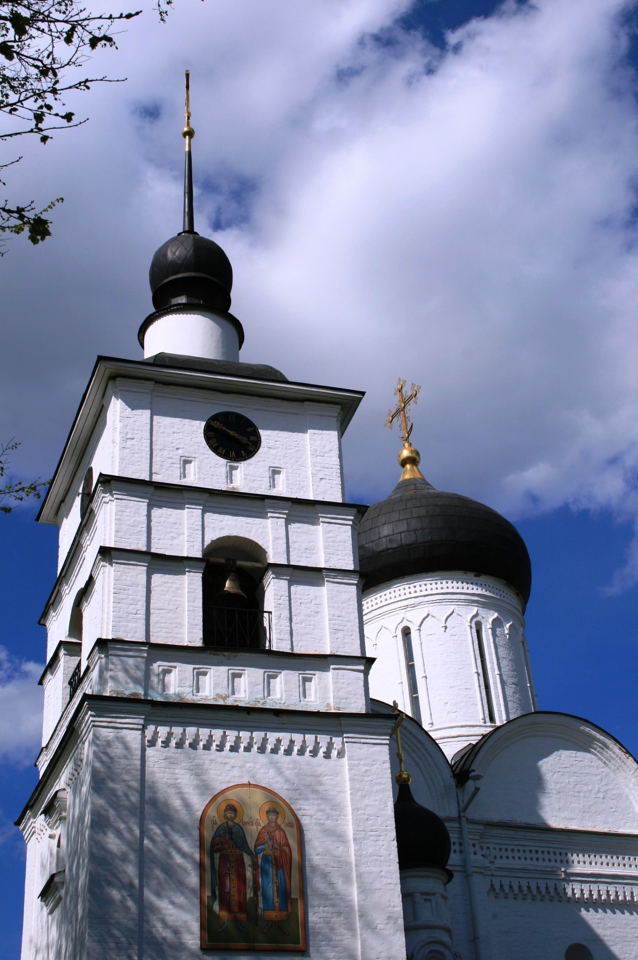 церковь с черными куполами в москве