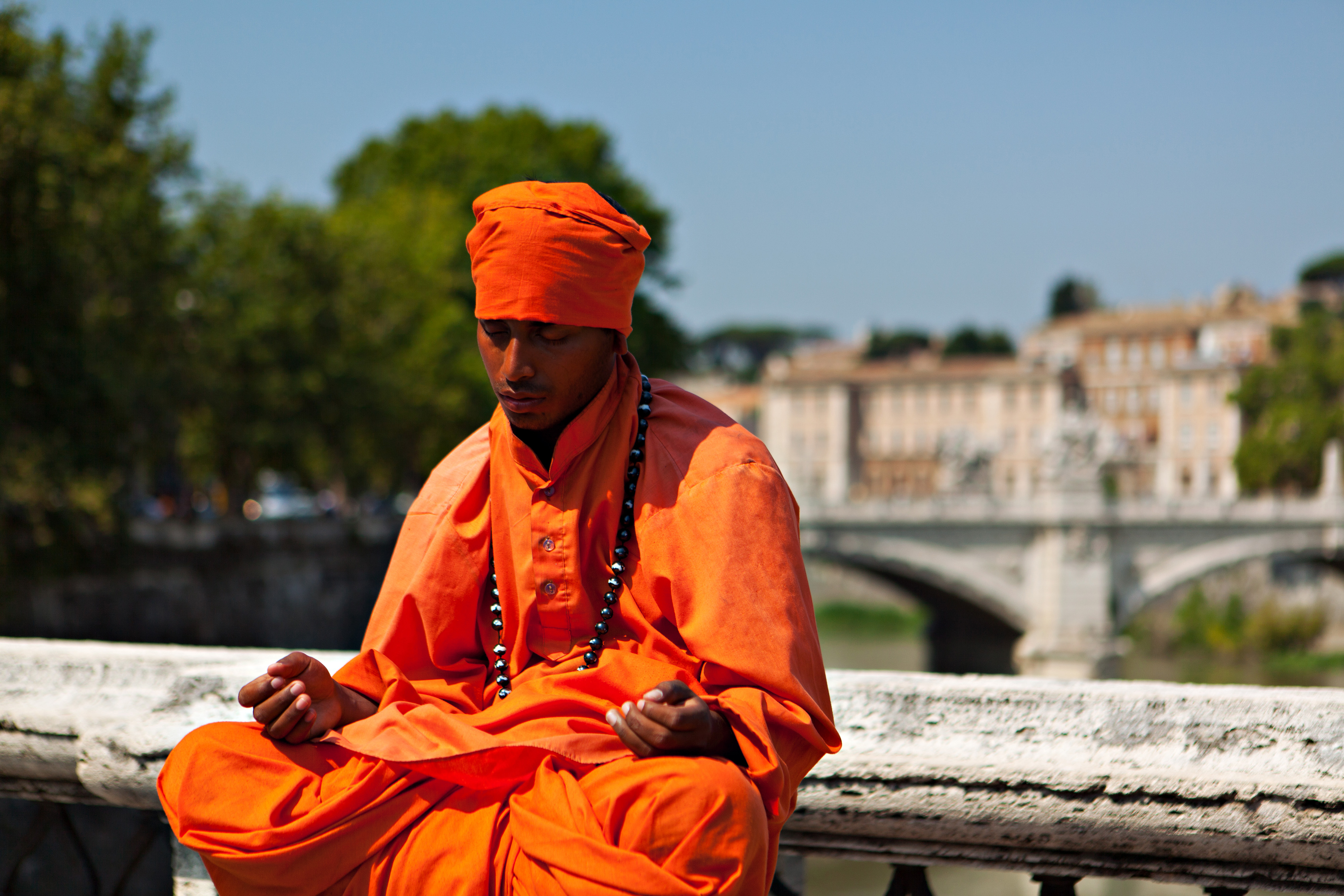 Монах в штанах читать. Индийский монах. Монах фото. Монахи в оранжевых одеждах. Монах в оранжевом.
