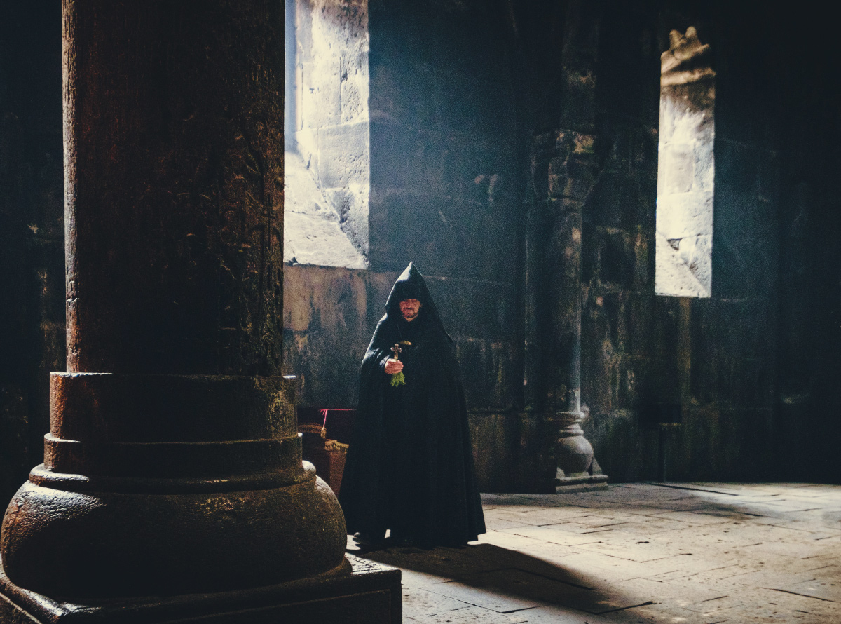 Можно в церковь в капюшоне. Игаэль монах. Монах в капюшоне. Монах молится. Православный монах.