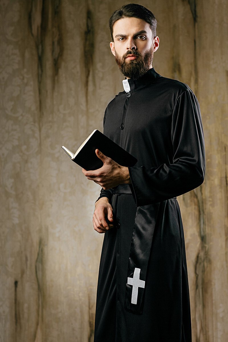 Пастырь человек. Падре Монтанелли. Католический священник Падре. Капеллан священник католический. Священник (Priest, Великобритания, 1994).