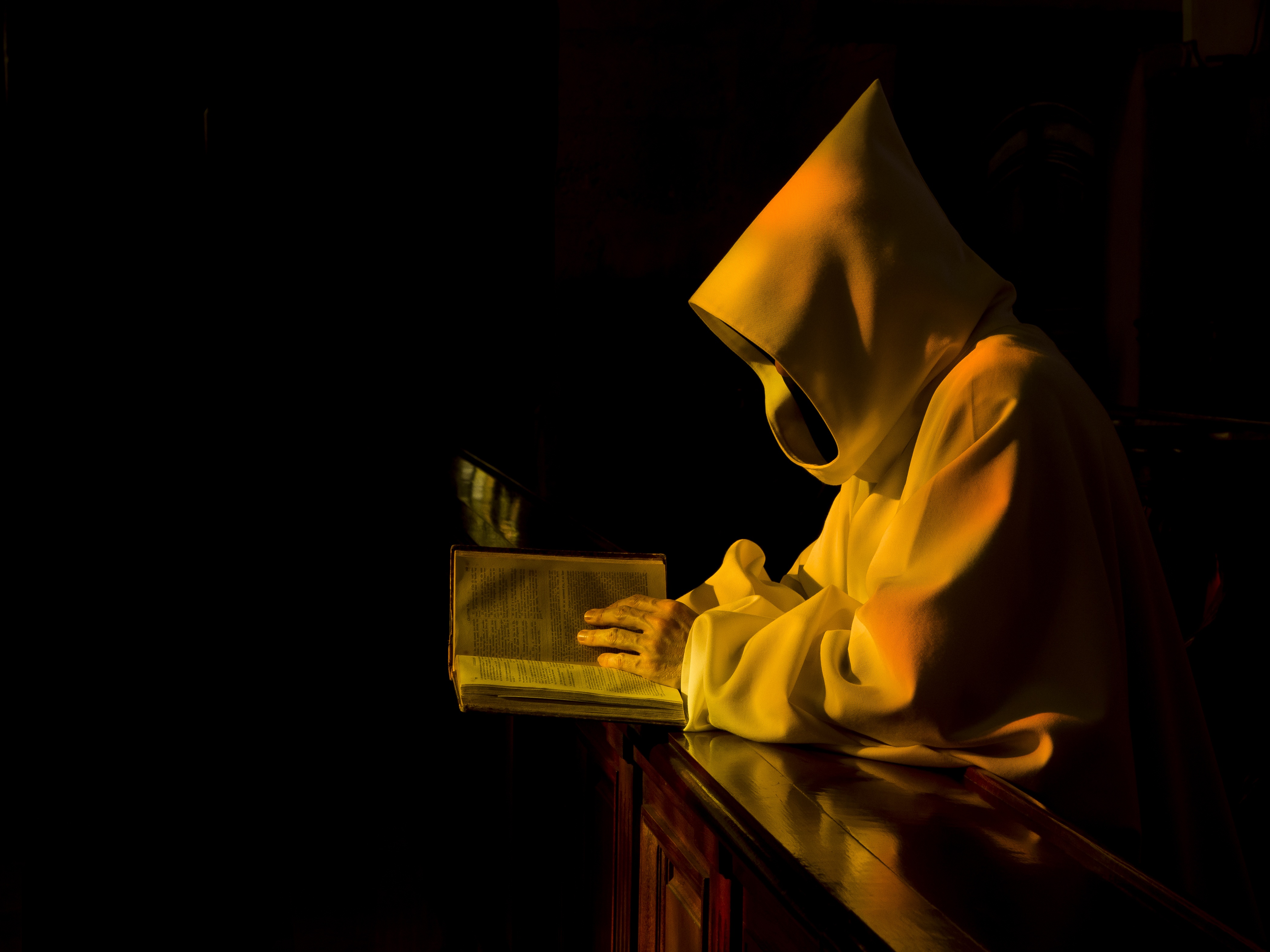 Католический монах в капюшоне