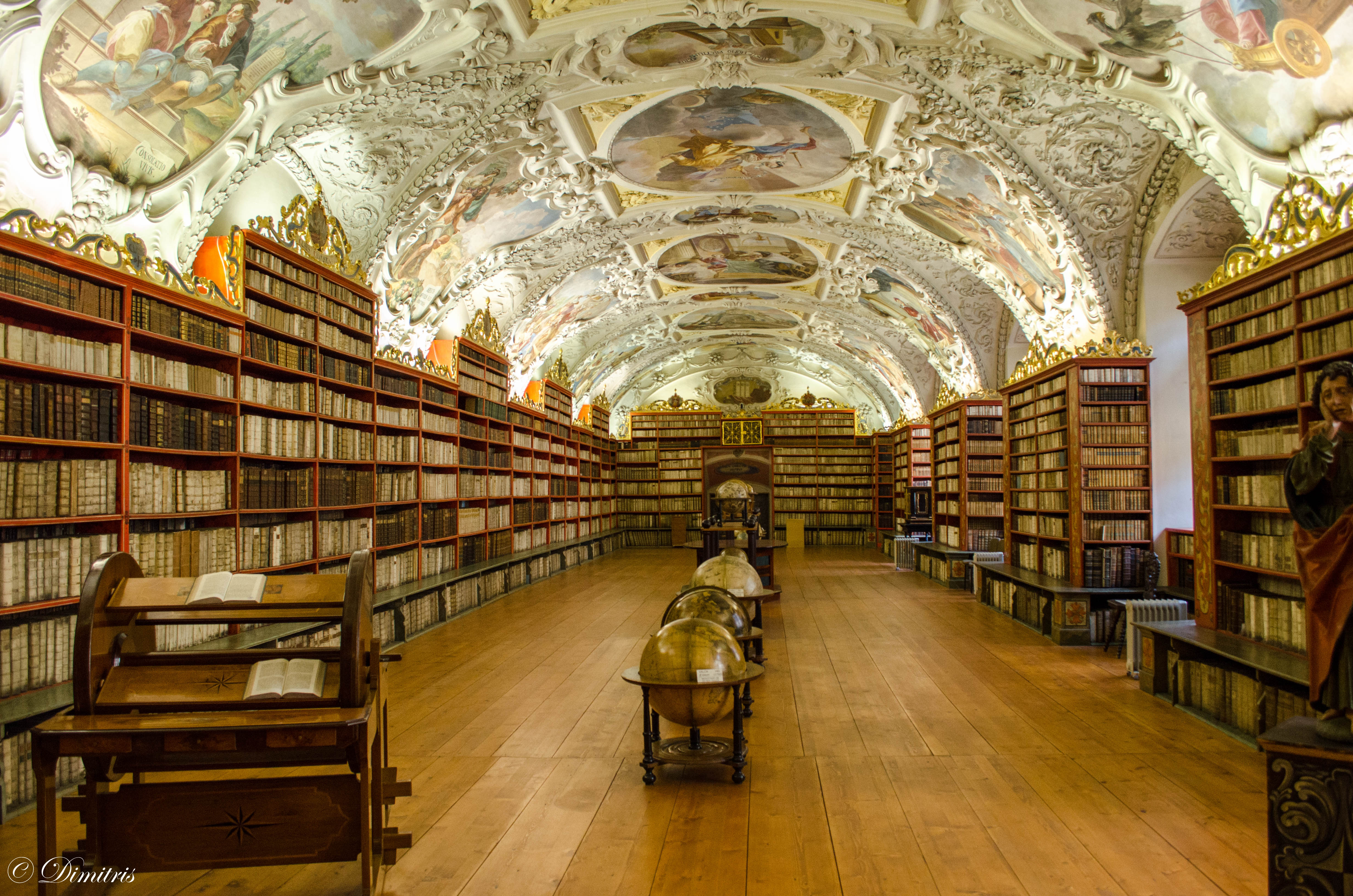 Библиотека в ней находится. Прага Страховская библиотека. Страговский монастырь библиотека. Страговский монастырь в Праге. Библиотека Страговского монастыря в Праге.