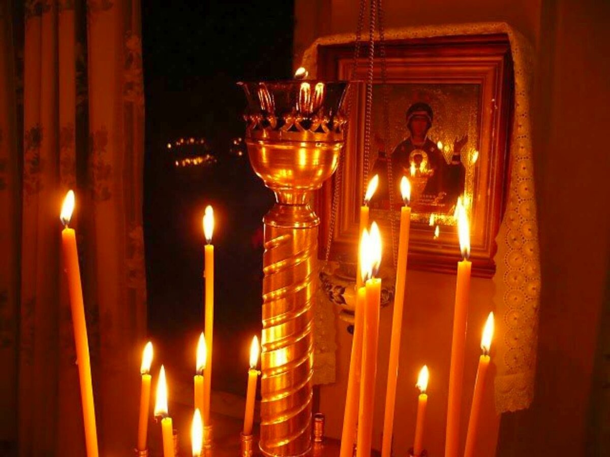 Свеча у иконы в храме