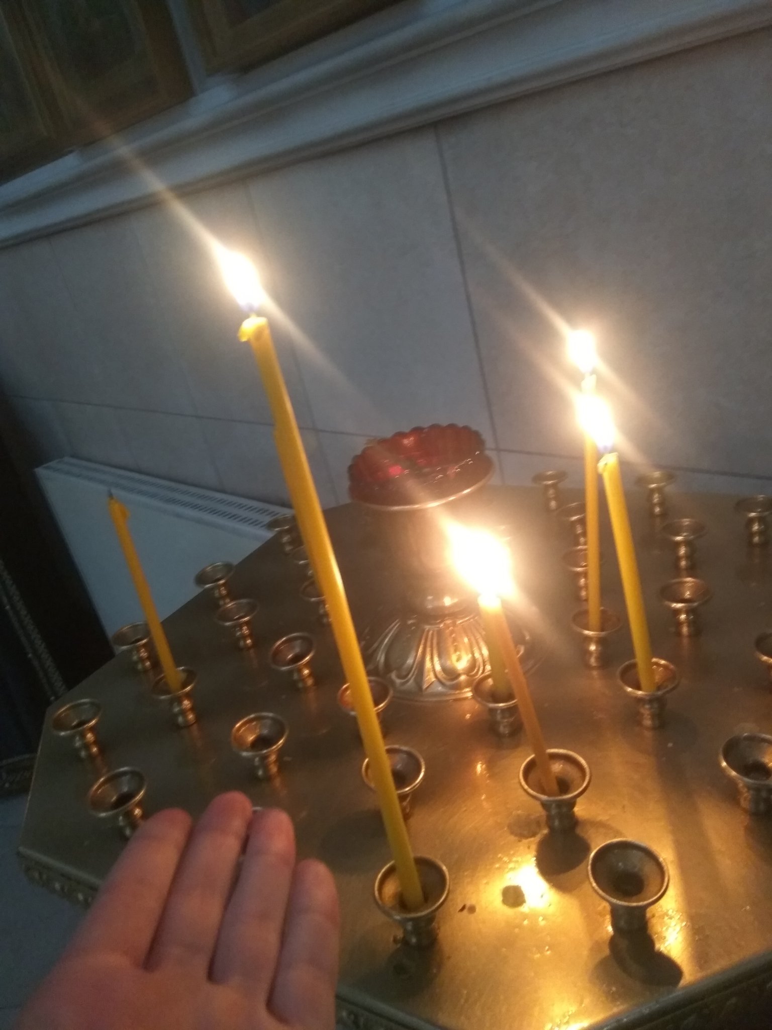 Куда ставят свечи за упокой в церкви. Церковные свечи. Свечи в храме. Свеча за здравие. Свеча за здравие в церкви.