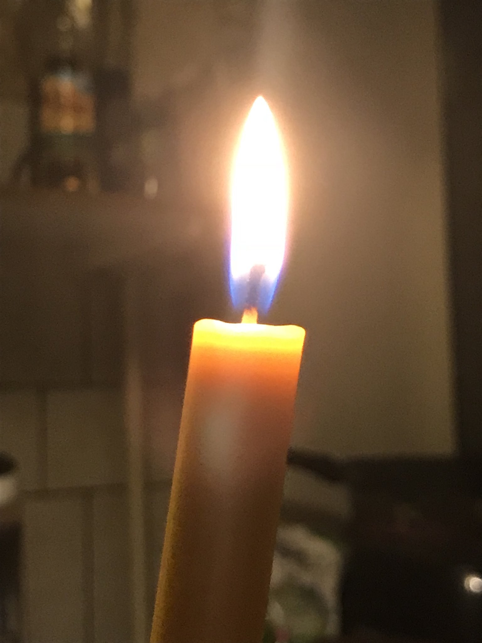 Свечи горят в храме