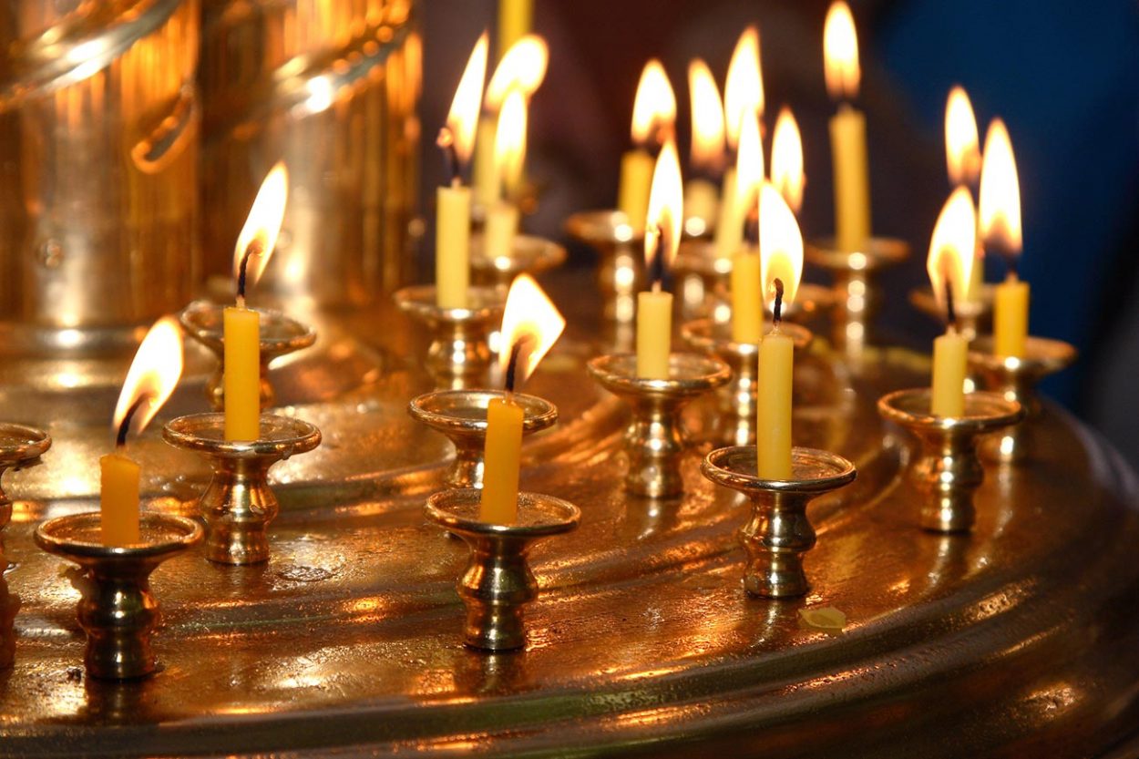 Церковные свечи в храме