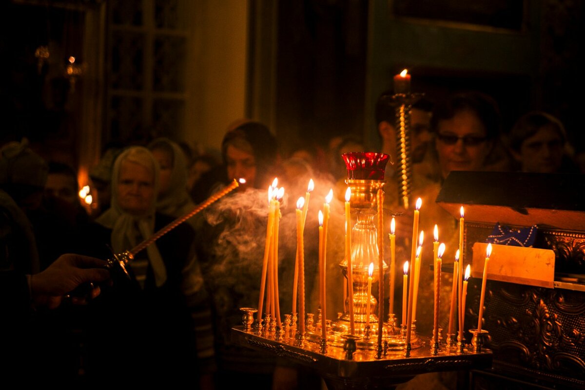 свечи горящие в храме
