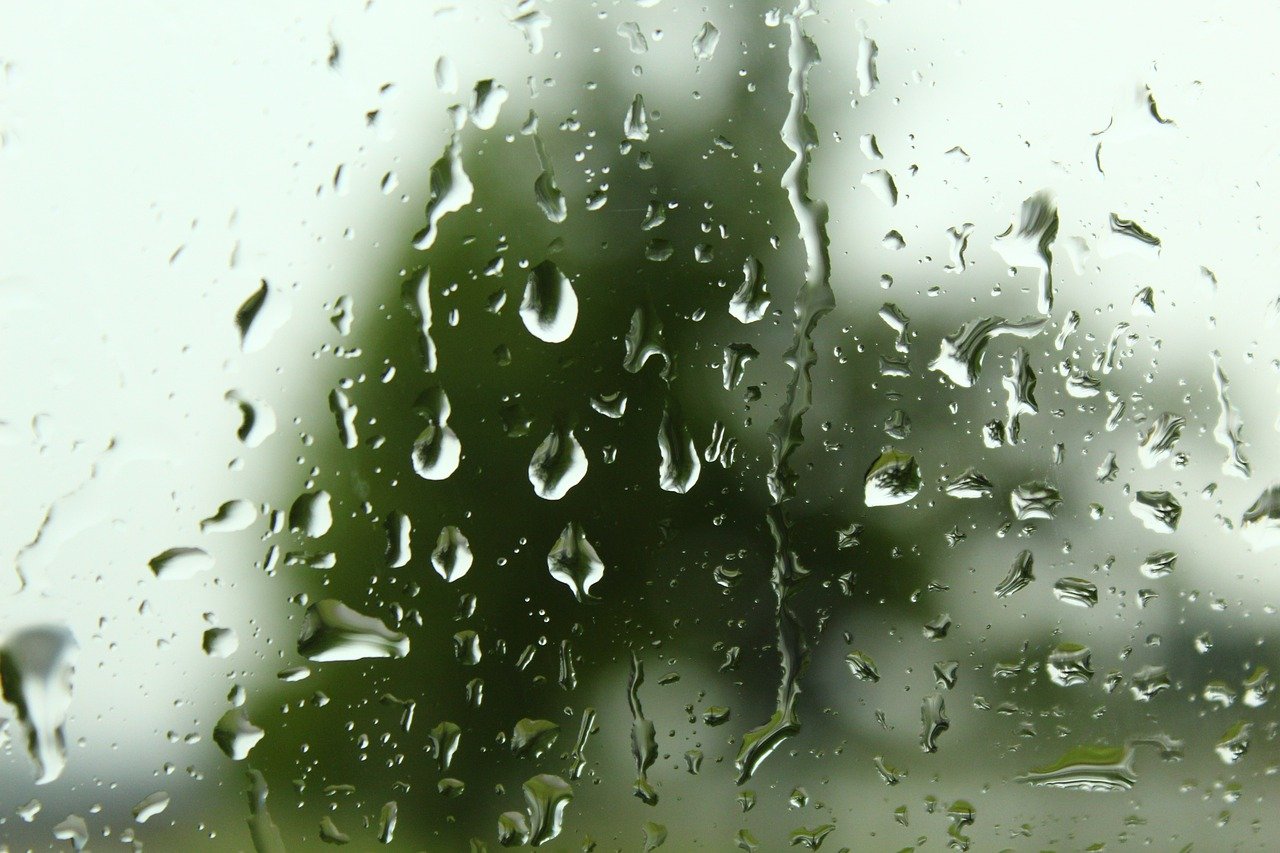 Капли на окне от дождя. Крупные капли дождя. Капли дождя бьются. Ливень Pixabay.