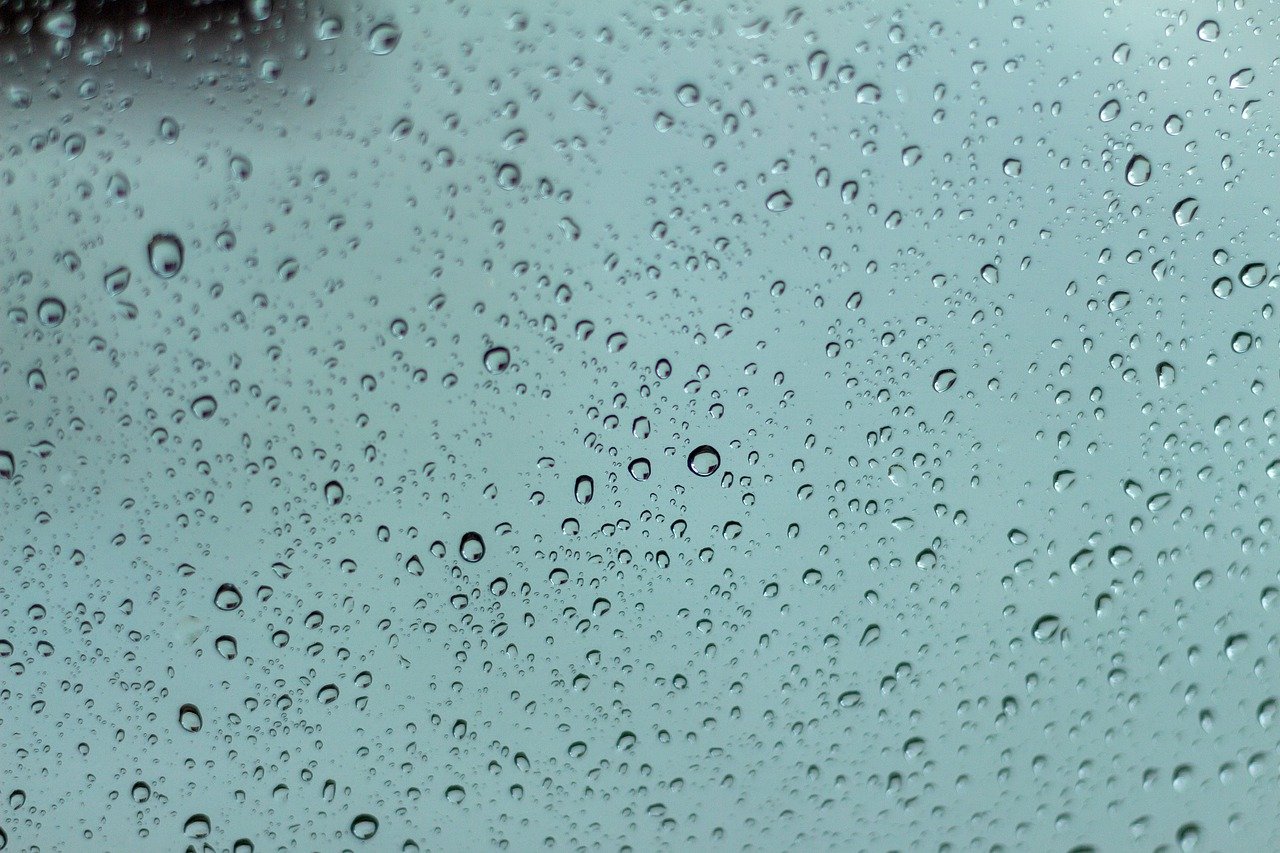 Крупные капли дождя падали. Капельки дождя картинки. Обои на рабочий стол капли дождя на стекле. Обои на телефон капли дождя. Серебряные капли дождя.