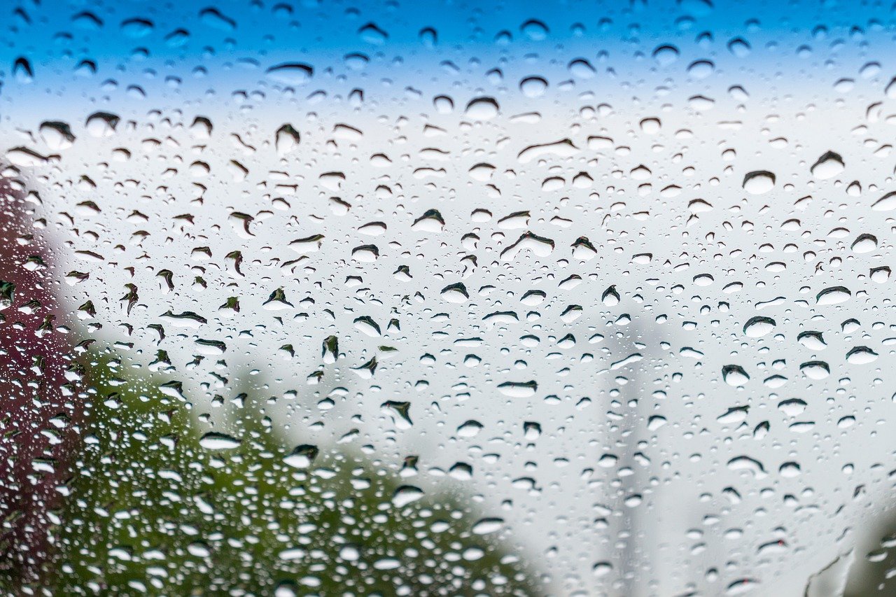 Дождик крупный. Крупные капли дождя. Капли на окне. Явления природы дождь. Капли дождя на окне.