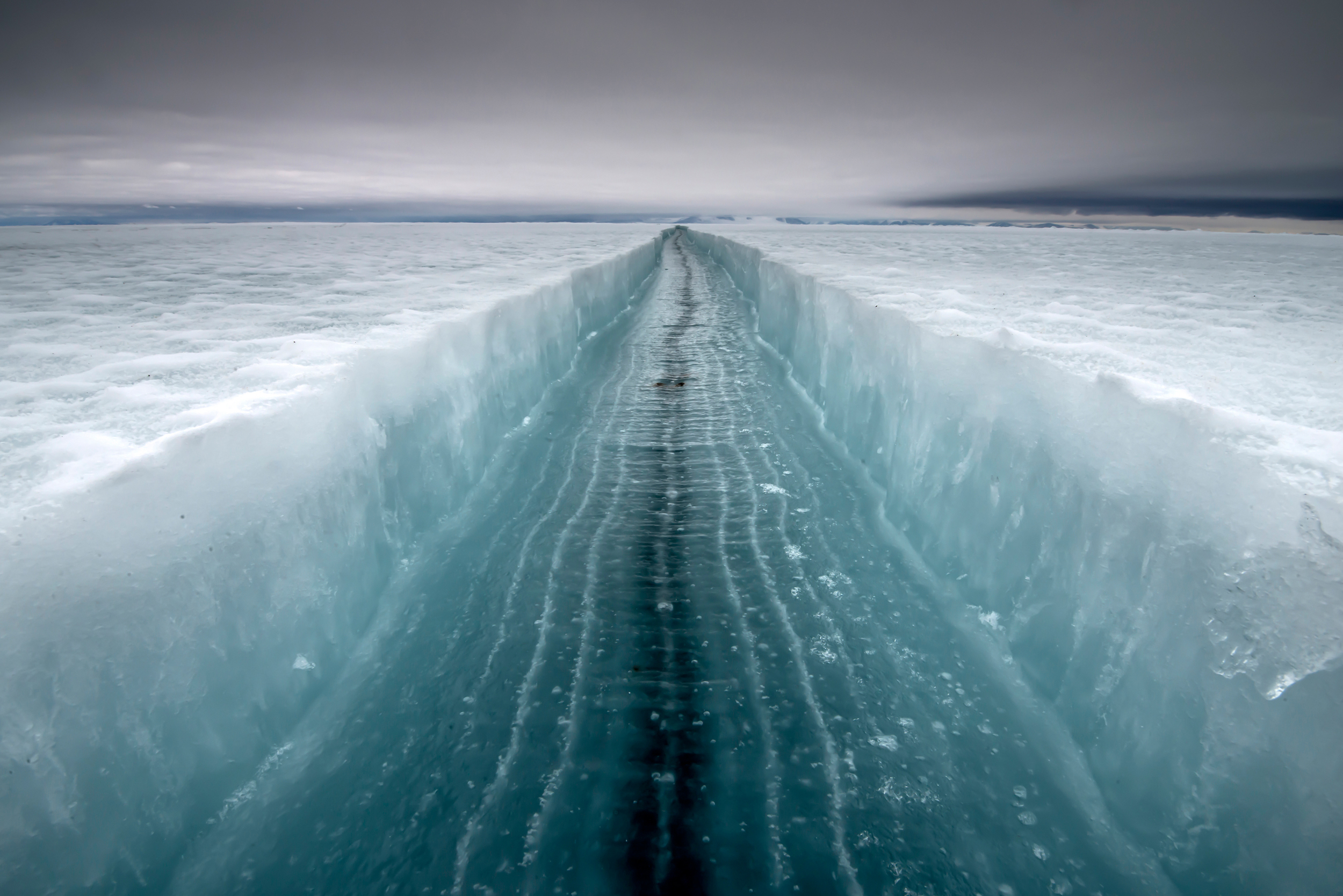 Кончаться северный. Бискайский залив волны убийцы. Замерзшая волна ЦУНАМИ В Антарктиде. Озеро подо льдом в Антарктиде. Росса Антарктида.