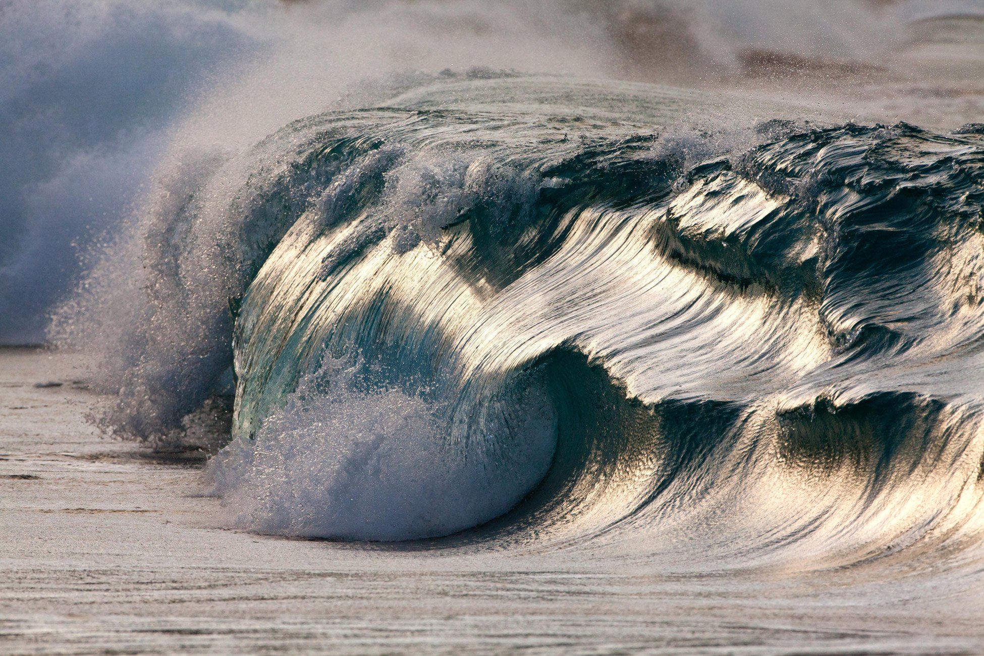 Фото гигантских волн в океане