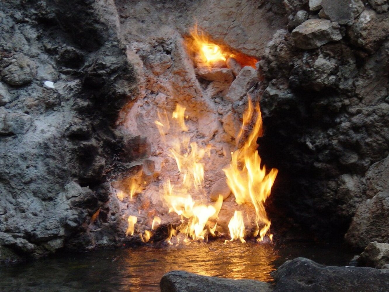 Feuer und wasser. Огонь в пещере. Костер в пещере. Огонь на природе. Огненный источник.