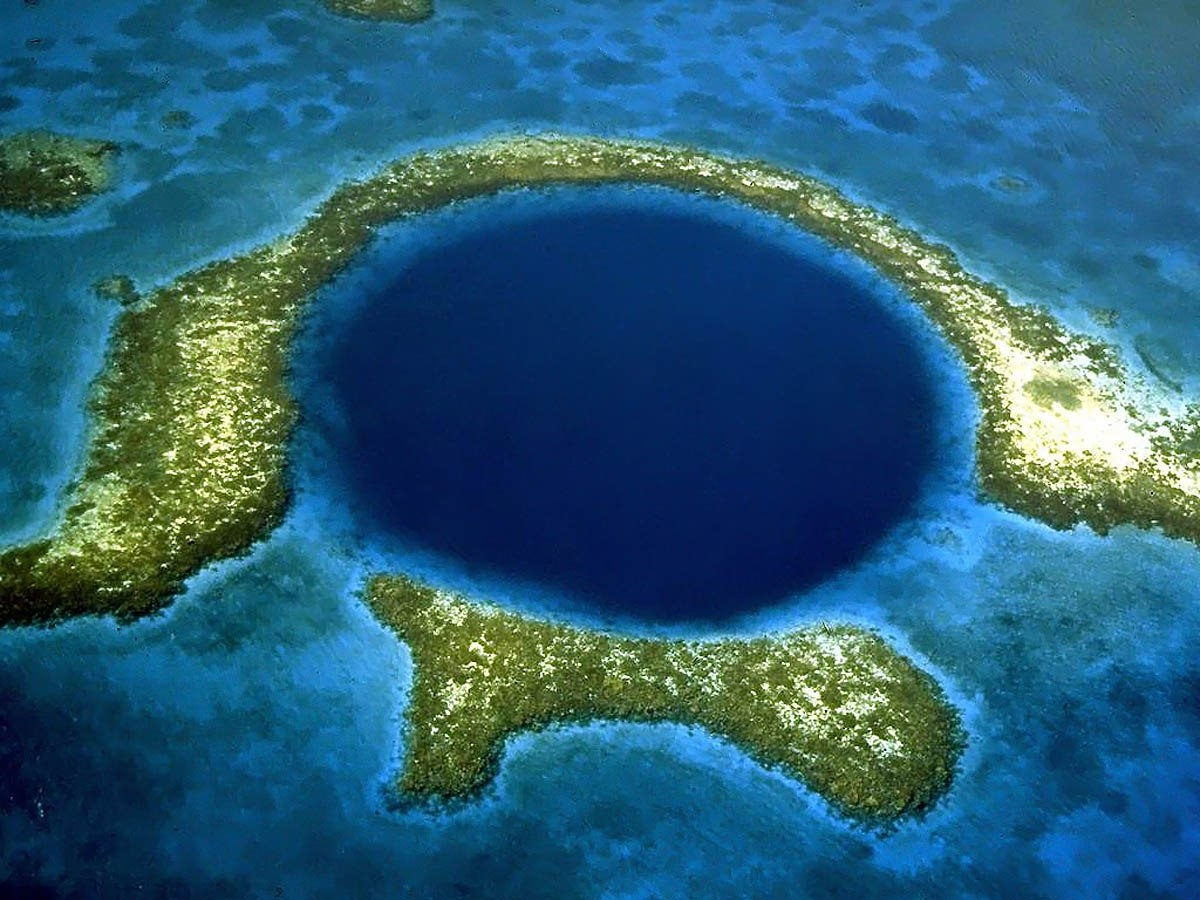 Крупные впадины океанов. Большая голубая дыра, Лайтхаус-риф. Большая голубая дыра Юкатан. Большая голубая дыра Белиз. Белизский Барьерный риф.