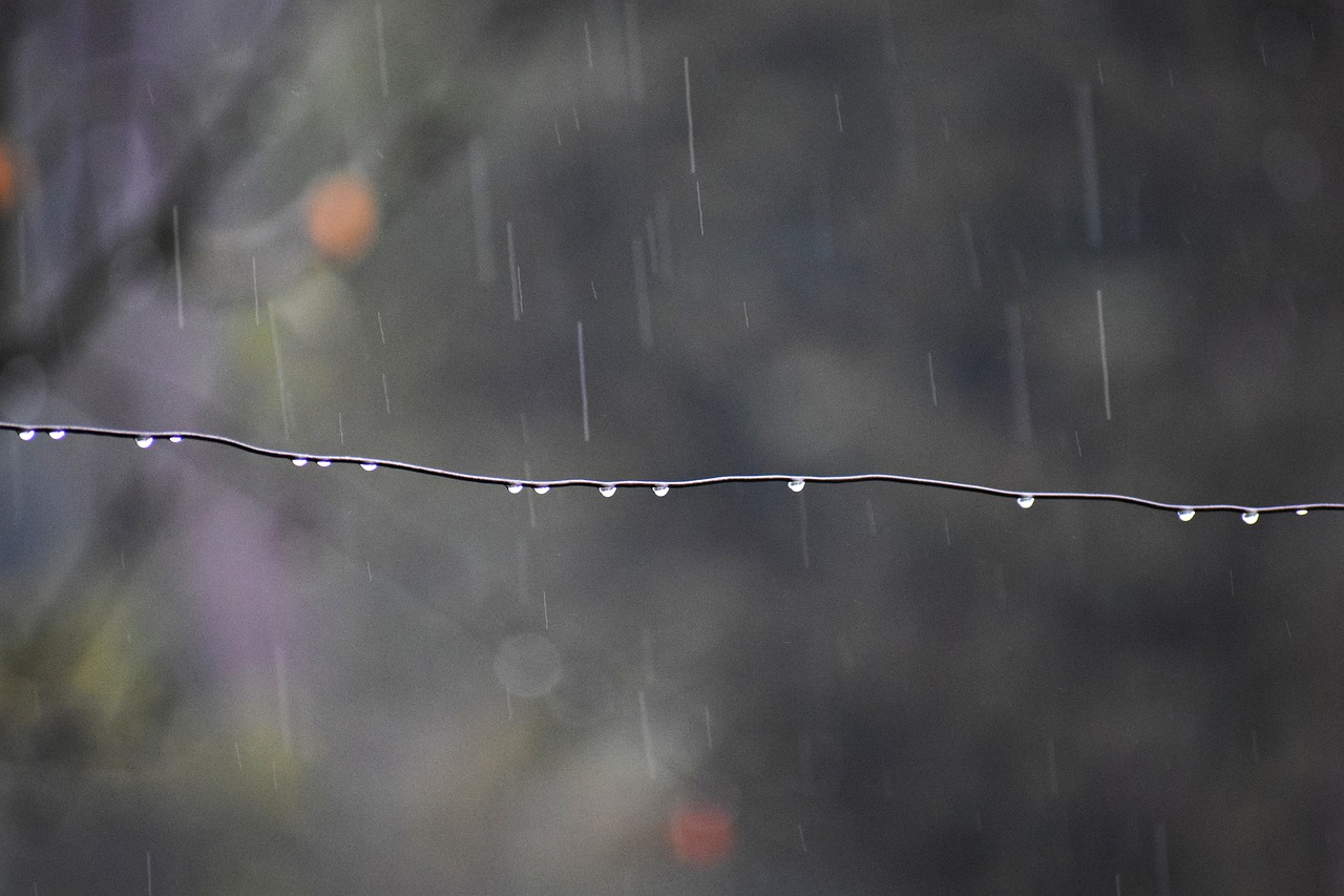 Песни дожди косые дожди. Полосовой дождь. Косой дождь. Падающие капли дождя. Умеренный дождь.