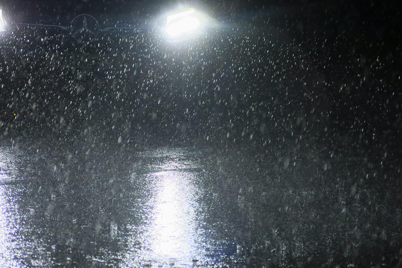 Песни дожди косые дожди. Косой дождь. Косой дождь картинки. Призрачный дождь фото. Тбилиси в дождь фото.