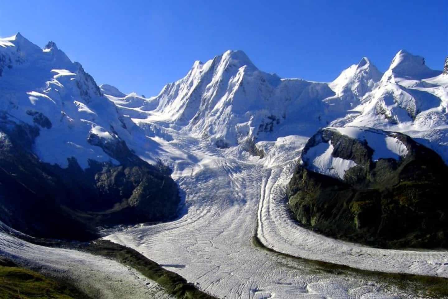 Горный ледник это. Ледник Гергети. Ледники в Альпах. Горно Долинные ледники Кыргызстана.