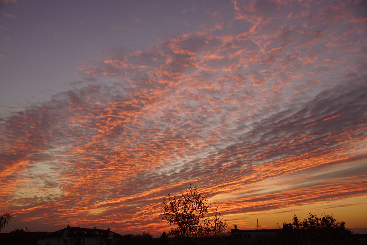 Зарево и Заря. Зарево на западе солнца. Западное небо. Оранжевые облака ночью. Фото зарева
