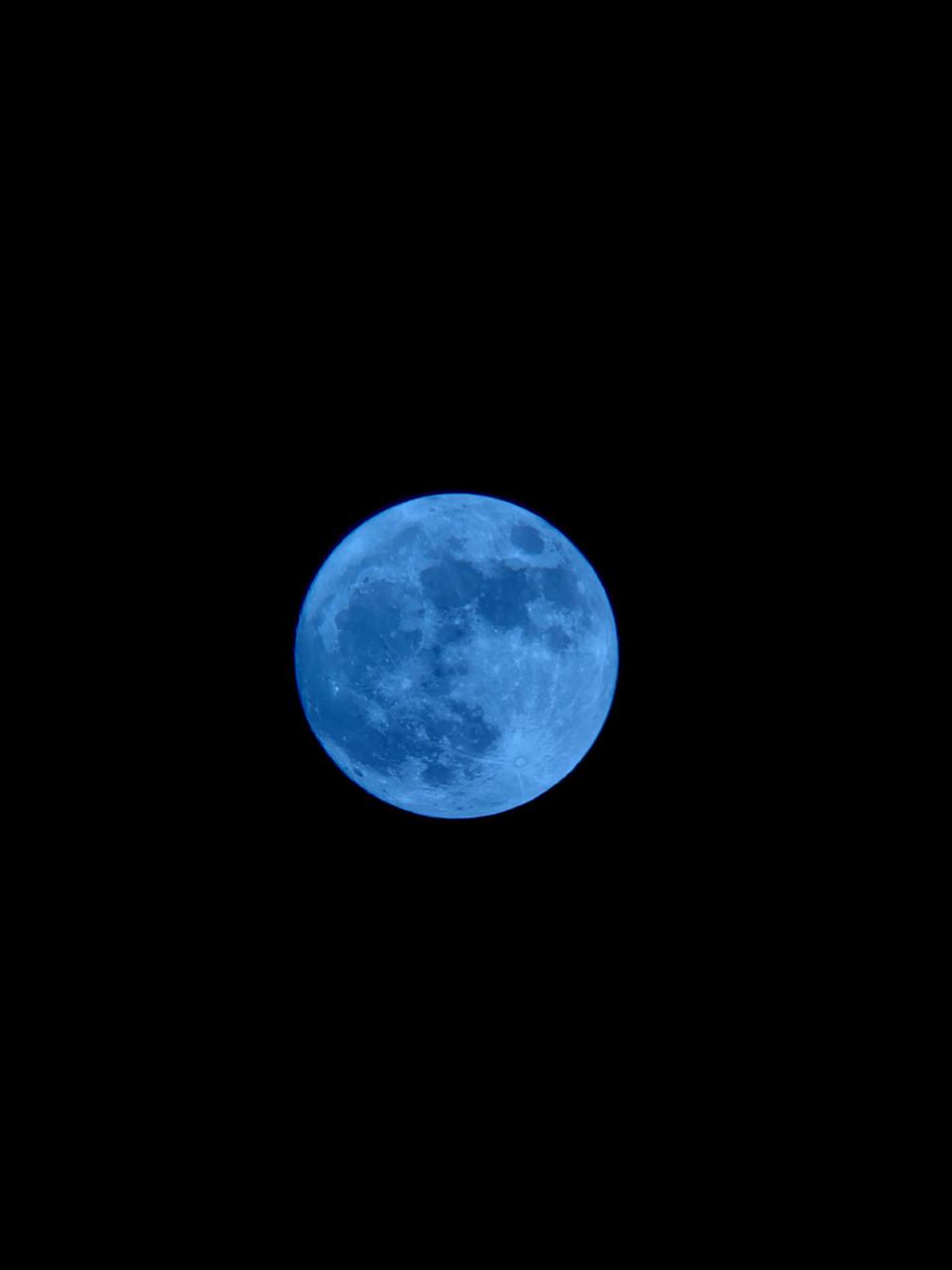 Синяя Луна на черном фоне
