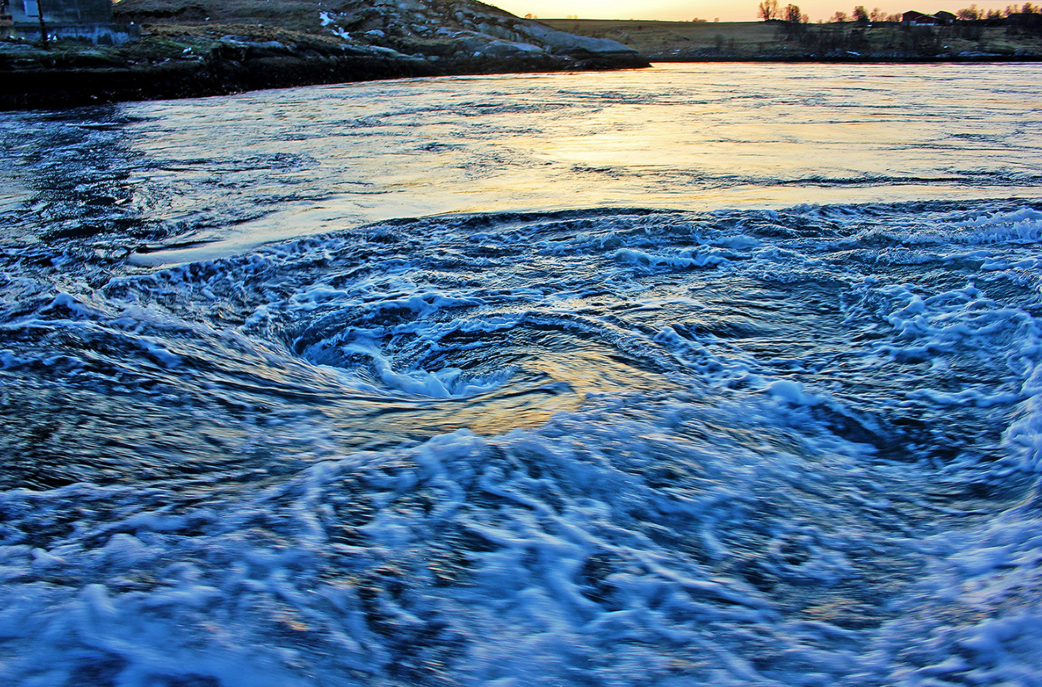Река в океане 7. Лофотенские острова водоворот Мальстрем. Водоворот мальстрём, Норвегия. Водоворот Сальтстраумен. Великий водоворот Мальстрем.
