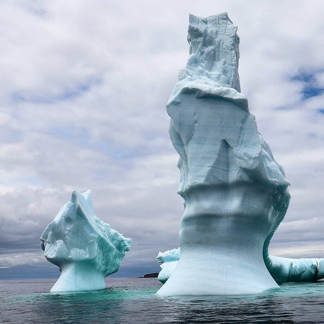 Глыба льда на воде. Аллея айсбергов Канада. Пирамидальные айсберги. Айсберг Канада огромный Айсберг. Айсберги Зеленоградск.