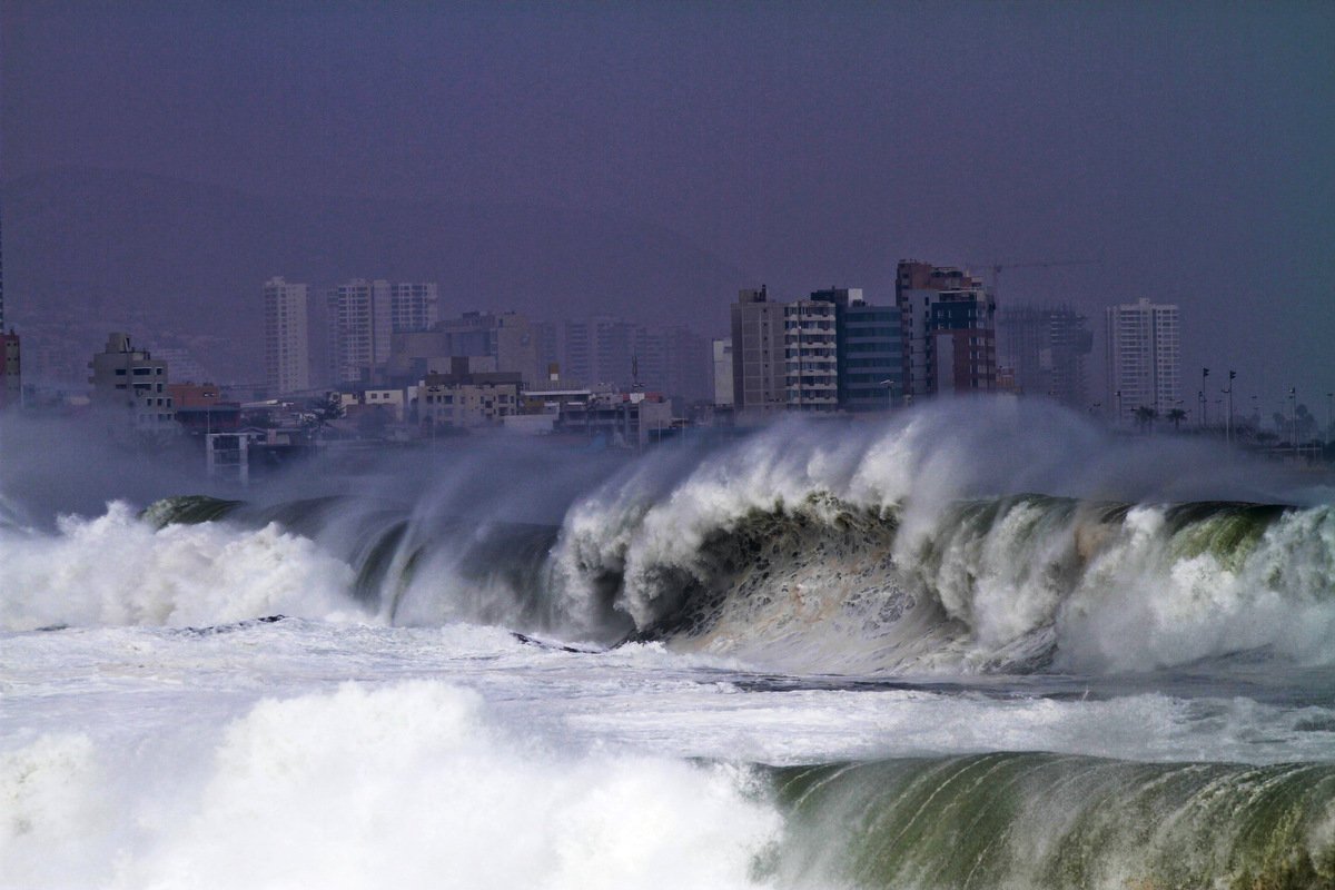 Волны огромные страшные. Волна 40 метров ЦУНАМИ Япония. Гонолулу ЦУНАМИ. Огромное ЦУНАМИ волны Лос Анджелес. ЦУНАМИ мегацунами.