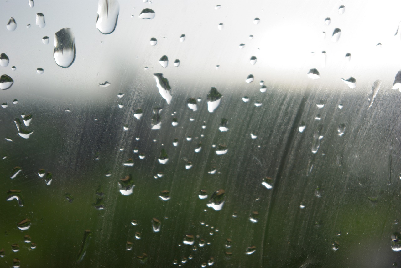 Окно в дождевых каплях. Капли дождя. Капли дождя на стекле. Капли дождя на окне. Окно с каплями дождя.