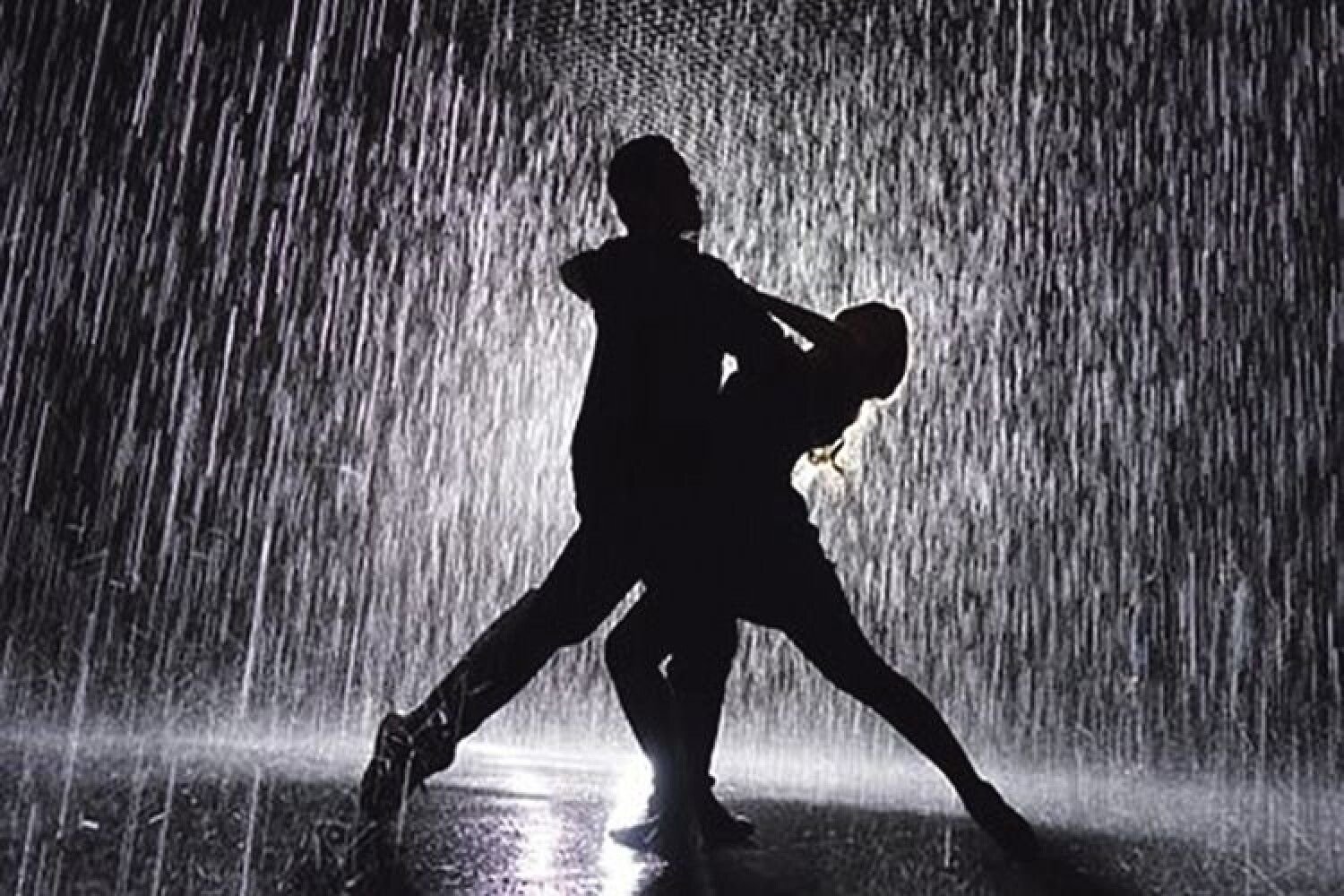 Песня танцы жди. Танцы под дождем. Человек под дождем. Двое танцуют под дождем. Танцующая пара под дождем.